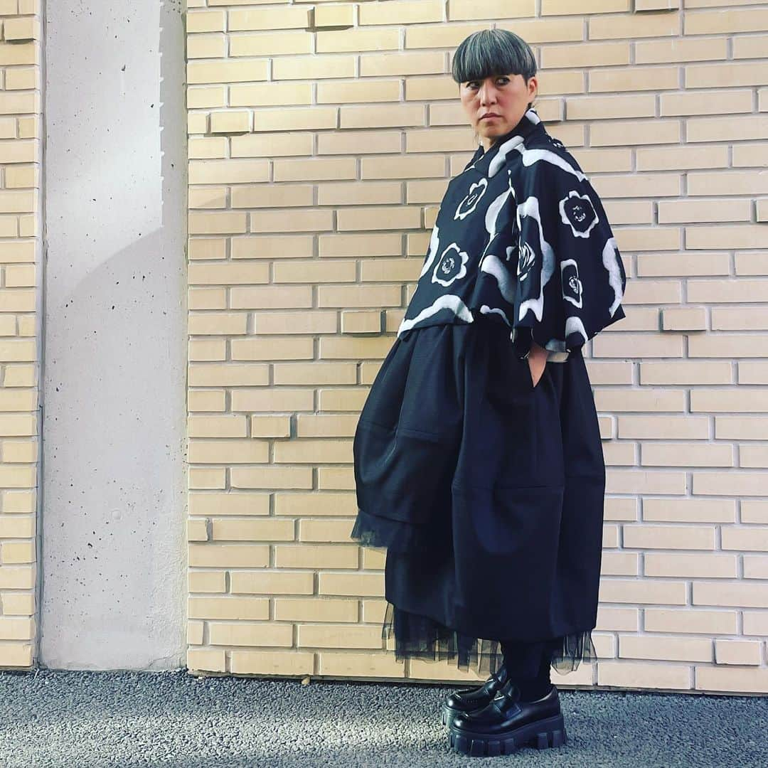 大森美希さんのインスタグラム写真 - (大森美希Instagram)「Black & White Blooms  Jacket: Comme des Garçons Comme des Garçons  Skirt: Comme des Garçons  Thanks @linxingchen_   #streetstyle #paris #streetsnap #ootd #streetphotography  #commedesgarcons #commedesgarçons #commedesgarconsaddiction #commedesgarconsmaster #peoplewearingcommedesgarcons #fashion #mode #fashionsnap   #ファッションスナップ #ストリートファッション #コムデギャルソン #パリコレ #ギャルソン好き #ストリートスナップ #ファッション #モード #今日のアウトフィット #パリ #パリ生活 #今日のコーデ」5月5日 4時31分 - mikiomori_