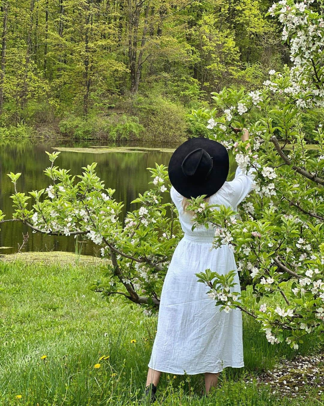 リズ・チェルカソワさんのインスタグラム写真 - (リズ・チェルカソワInstagram)「Soaking up the last moments of blossom season.」5月5日 4時45分 - lateafternoon