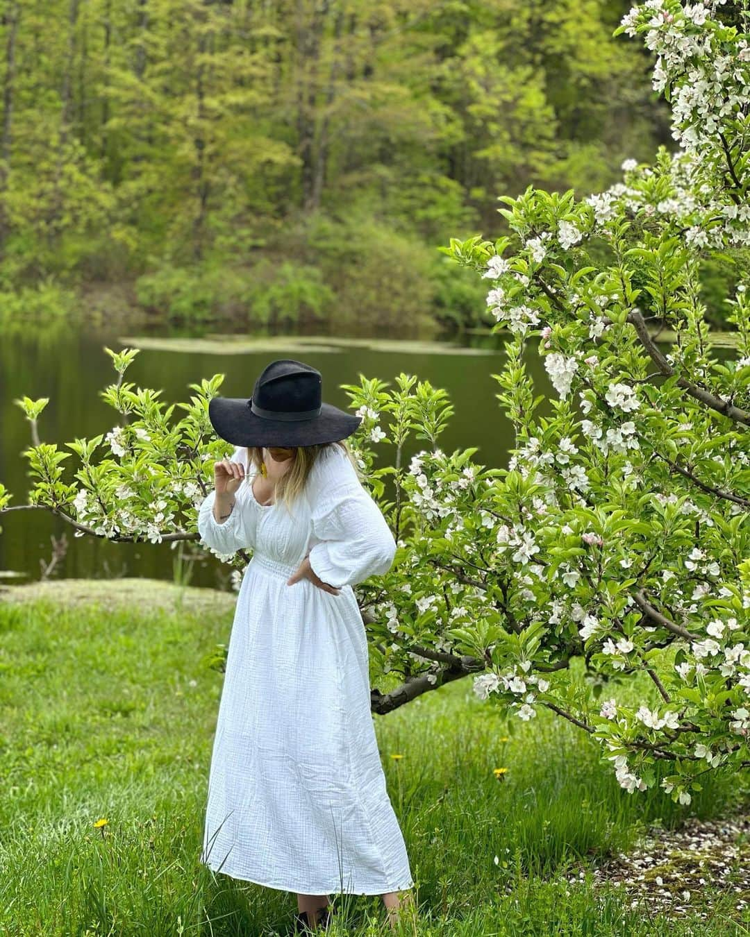 リズ・チェルカソワのインスタグラム：「Soaking up the last moments of blossom season.」