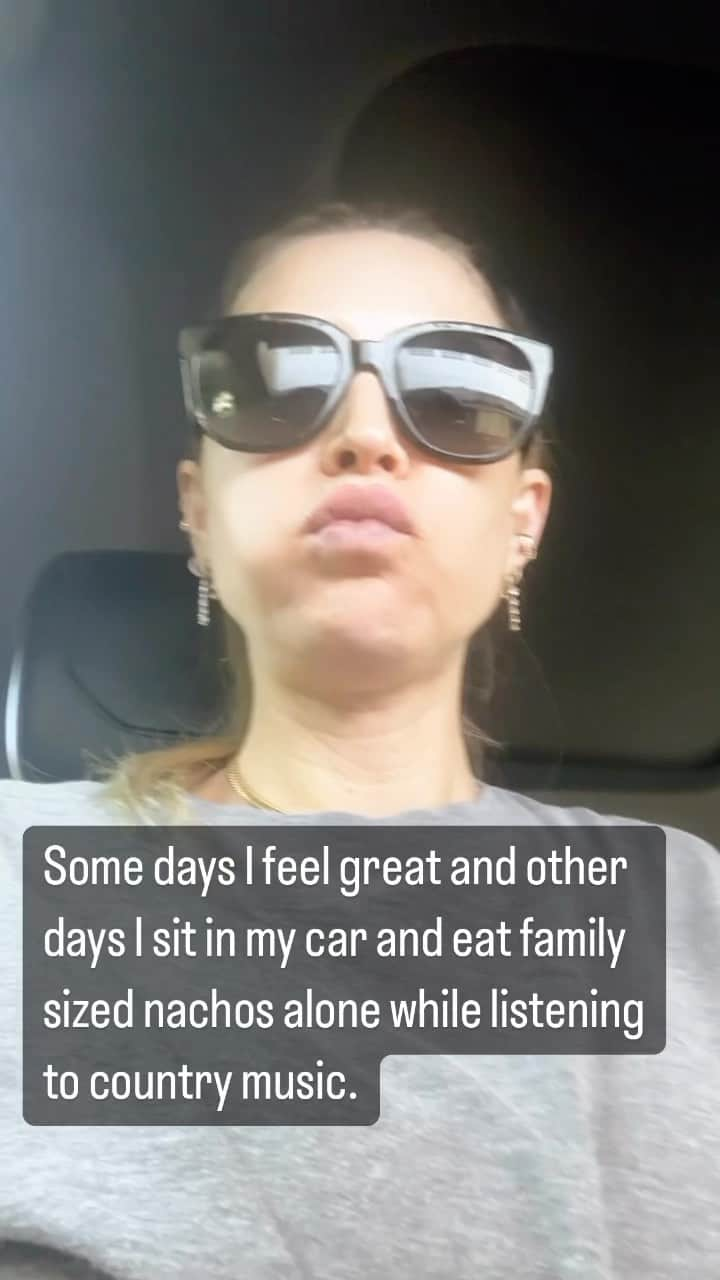 サラ・フォスターのインスタグラム：「Self care for some people is getting a body scrub. For me it’s eating family sized nachos alone.」