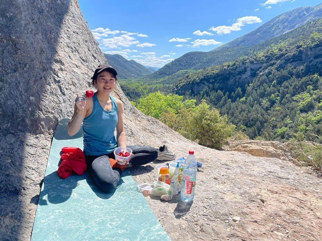 小武芽生さんのインスタグラム写真 - (小武芽生Instagram)「☕️→🧗‍♀️→☀️🍓 予定通り暑いので、早起きして朝ごはん前クライミングから岩場で朝食。  WC中の朝、お菓子をゴソゴソする音でルームメイト起こしてしまっていた学生時代より成長、、、 #climbing #クライミング　#山ご飯  #苺の季節」5月5日 5時03分 - mei_kotake