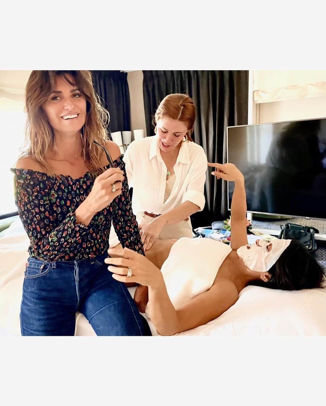 サルマ・ハエックさんのインスタグラム写真 - (サルマ・ハエックInstagram)「Morning of the #MetGala: Some work hard, and go through many steps to get red carpet ready... some people just wake up gorgeous 💁‍♀️ @penelopecruzoficial  @camilaperez.mt @thebeautysandwich #beautyroutine #skincareroutine   Morning of the Met Gala: Algunas de nosotras tenemos que pasar por largas rutinas de #belleza para estar presentables en la alfombra roja y sin embargo otras simplemente se despiertan divinas @penelopecruzoficial」5月5日 4時57分 - salmahayek