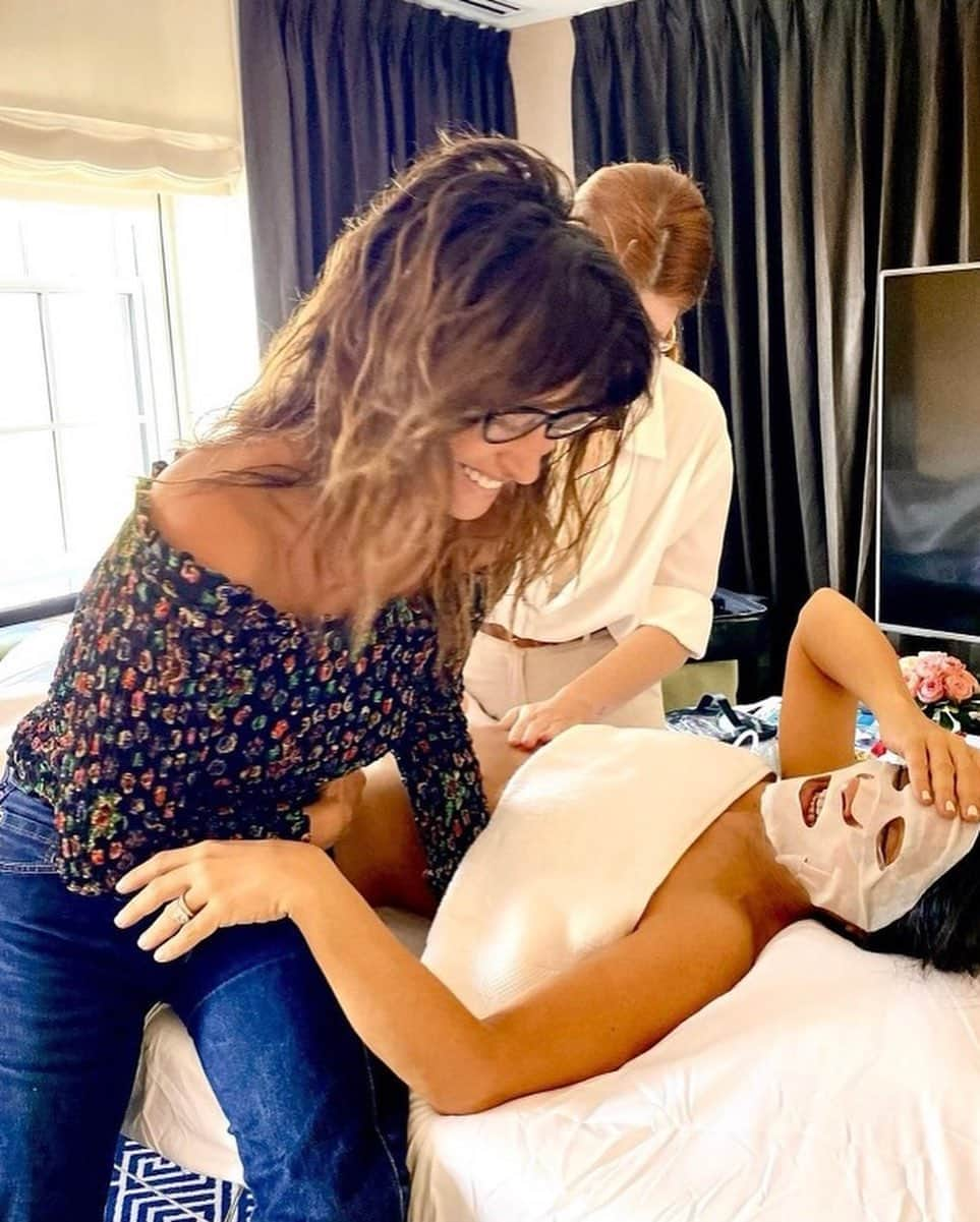 サルマ・ハエックさんのインスタグラム写真 - (サルマ・ハエックInstagram)「Morning of the #MetGala: Some work hard, and go through many steps to get red carpet ready... some people just wake up gorgeous 💁‍♀️ @penelopecruzoficial  @camilaperez.mt @thebeautysandwich #beautyroutine #skincareroutine   Morning of the Met Gala: Algunas de nosotras tenemos que pasar por largas rutinas de #belleza para estar presentables en la alfombra roja y sin embargo otras simplemente se despiertan divinas @penelopecruzoficial」5月5日 4時57分 - salmahayek