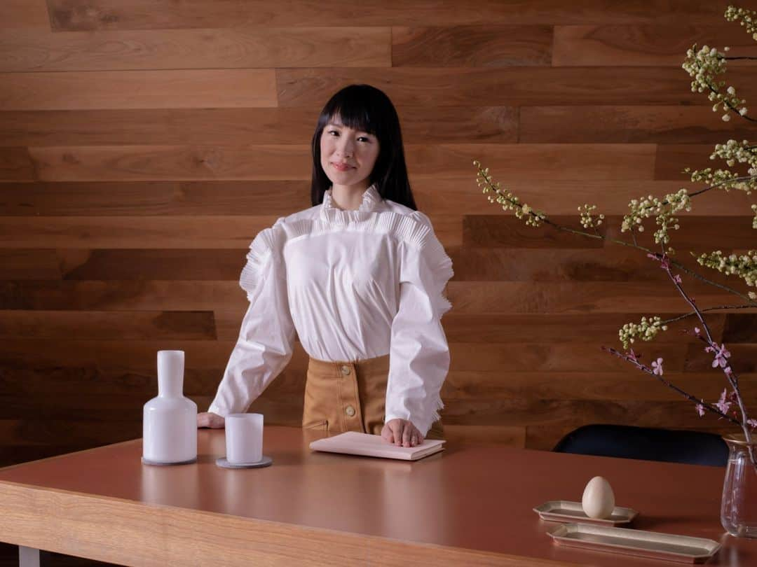 近藤麻理恵のインスタグラム：「Are you still looking for the perfect gift for the mom or mom figure in your life? @konmari.co is offering 15% off $200+ in the Shop through 5/5. Click the link in my bio to shop the sale!」