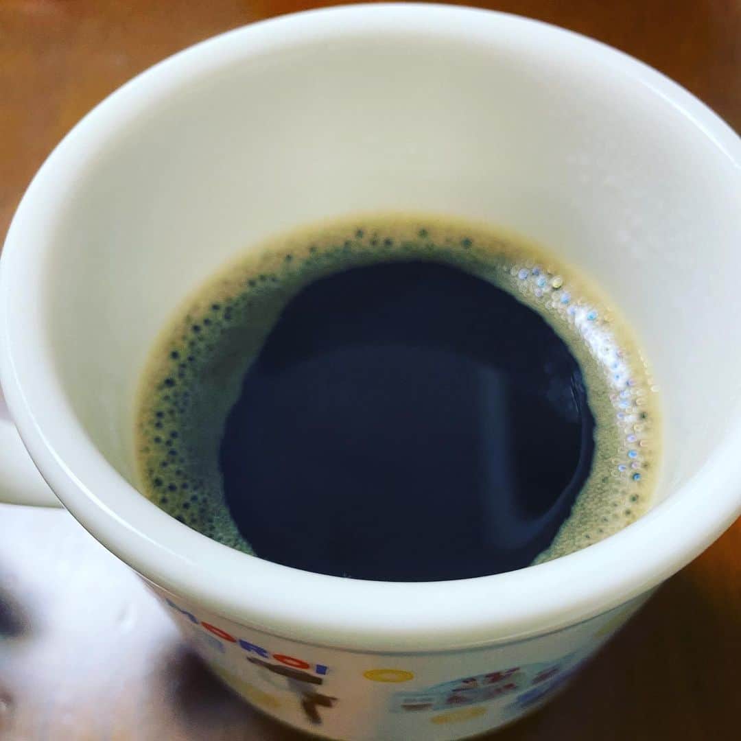のインスタグラム：「コーヒーチャレンジ☕️  おはようございます！ 本日もコーヒーから！ (51日目)  今日は朝からパン屋さんです。 金曜なので阪神百貨店パンテラスでの販売があります！ そしてお店では金曜限定 まほうのシナモン食パン の販売日です！ どちらも13時からの販売開始ですので、お近くにお越しの方は是非お立ち寄りください😊  NGKでは、アキさん吉田裕さんの座長就任公演が月曜まで！ NGK地下1階のイエスシアターでは、お昼に信濃さん諸見里さんのリーダー公演が、 夜は筒井くん小林ゆうちゃんのリーダー公演がこの土日にありますね！ どれもおもろいこと間違いないので、是非観に行ってみてください！  NGK裏のアトリエでは酒井藍ちゃんの個展もやってますね。写真は親泊くんが全部撮ったものですが、見てびっくりしました。完全にプロです！引き込まれました！ こちらもおすすめですので、是非寄ってみて下さい！  さぁパン作り頑張ってきます！ 皆さん、今日も良い一日を！  #吉本新喜劇 #カバ #コーヒーチャレンジ #苦手なコーヒーをお茶の感覚で飲めるようになるまでの道のり #コーヒー #coffee #コーヒーチャレンジ #coffeechallenge #カフェ #Cafe #吉本新喜劇 #yoshimotoshinkigeki #カバ #kaba #カフェ巡り #喫茶店巡り #カバッチグー #どーゆーそれー #次はどこでコーヒー嗜も？ #皆さん、今日も良い一日を！」