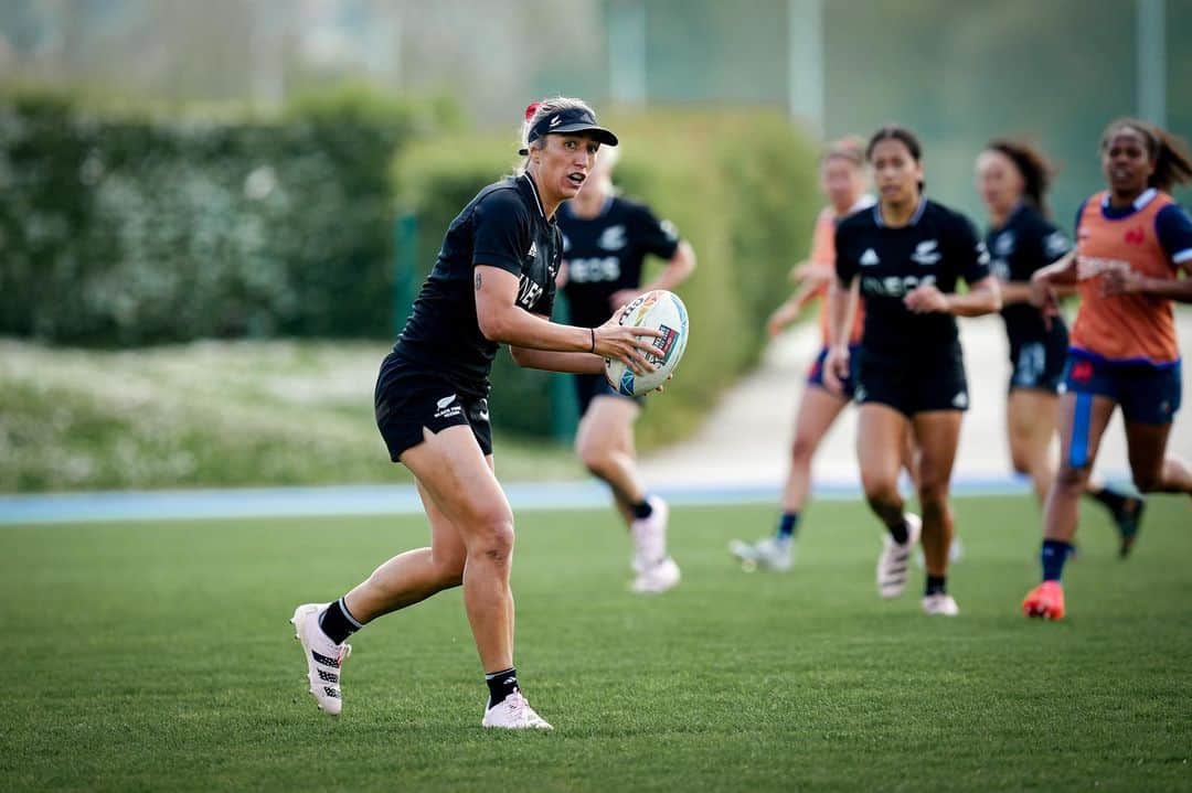 サラ・ゴスのインスタグラム：「Countdown is on for the last World Series tournament of the season.   Toulouse 7s is going to be a big one ☝🏽🖤  📸 @francerugby @julienpoupart」