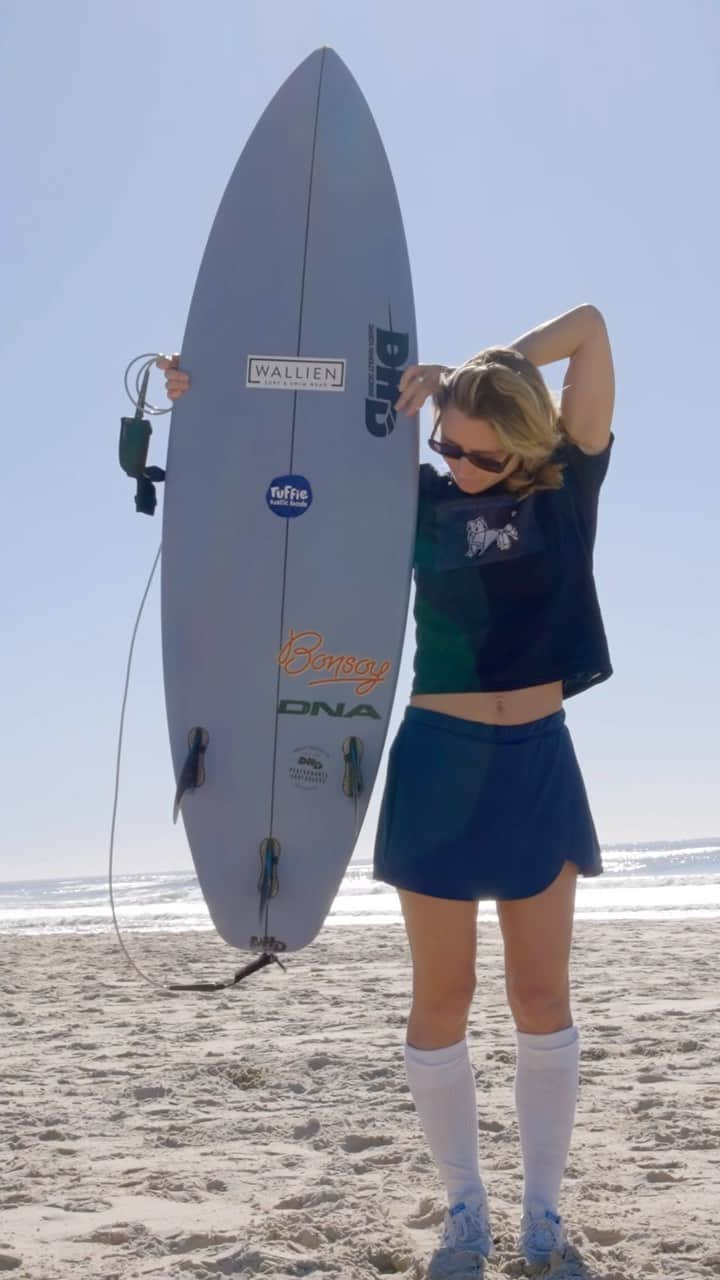 ニッキ・バン ダイクのインスタグラム：「Lil Aussie beach day 🏄🏼‍♀️💖 @originalbonsoy」