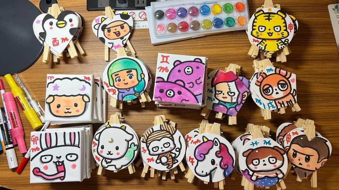 326のインスタグラム：「残ってる小さいキャンバスは全て絵を描けました〜このまま 持ち帰り原画を描こうと思いまーす 特に足りてない14種類を均等に描きましたとさ。」