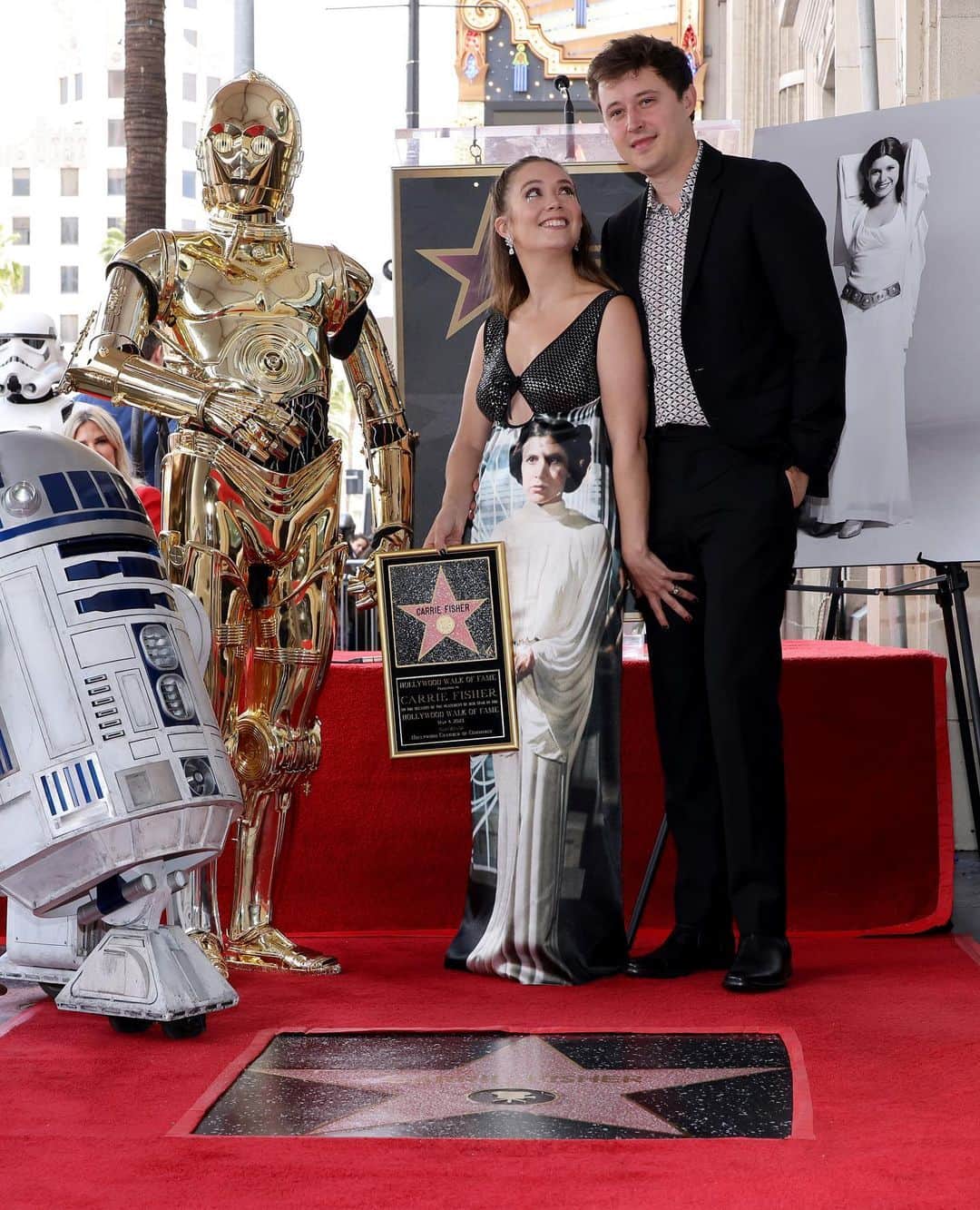Just Jaredさんのインスタグラム写真 - (Just JaredInstagram)「Billie Lourd was joined by the likes of Mark Hamill and husband Austen Rydell while accepting her mom Carrie Fisher's star on the Hollywood Walk of Fame today. The ceremony is taking place one day after she confirmed her aunt and uncle were not invited. We've got all the details on JustJared.com! #BillieLourd #CarrieFisher #MarkHamill #AustenRydell Photos: Getty」5月5日 5時15分 - justjared