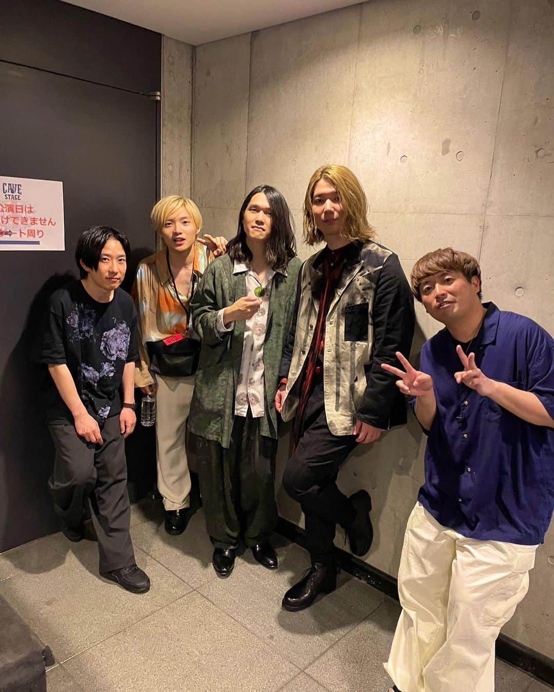 井澤惇のインスタグラム：「VIVA LA ROCK2023にdiosのサポートとして山ちゃんと出演してきた。diosのメンバー3人の心暖かい空気感がとても居心地良くて一緒にいてずっと楽しかったな  いい経験をさせていただきました。ありがとうございました！  伊澤一葉さんと久々にWイザワできたし、サトヤスやピエール中野くんら旧友とも会えたし、まぜそば誠治もキメれたし、いい日！！」