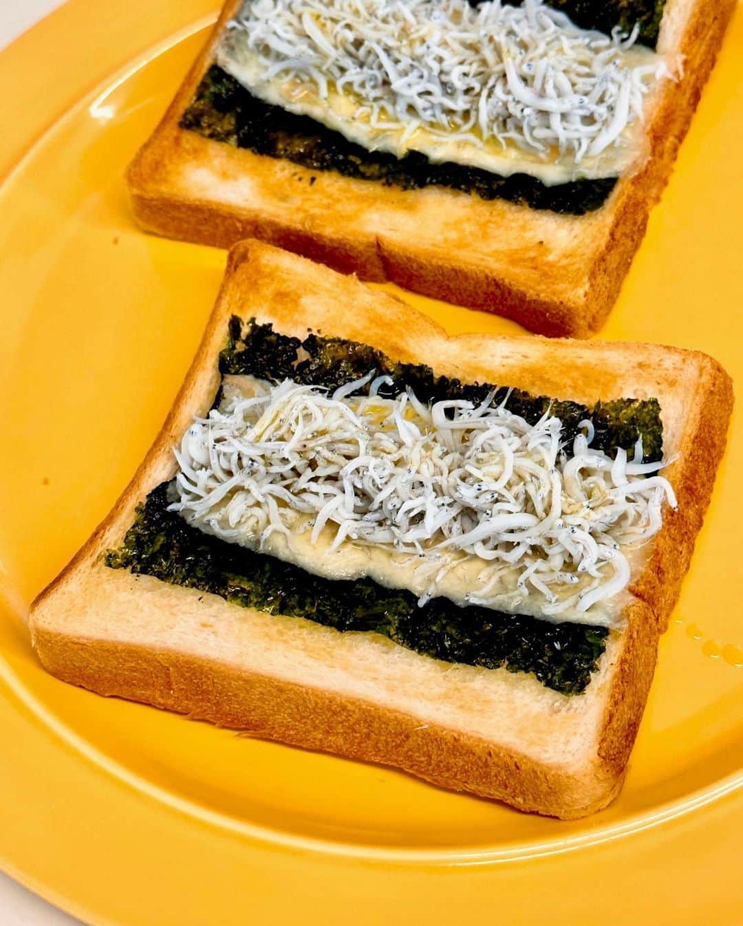 秋山具義さんのインスタグラム写真 - (秋山具義Instagram)「しらすチーズ韓国海苔トーストにオリーブオイルかけてめっちゃ美味しい！ ⁡ 『山利』のしらすと、ほぼ日『生活のたのしみ展2023』の『Regalo』ブースで買った『カスティージョ・デ・カルネ』の「EXVオリーブオイル早摘みロイヤル種」激旨〜！  #グギメシ」5月5日 10時47分 - gugitter