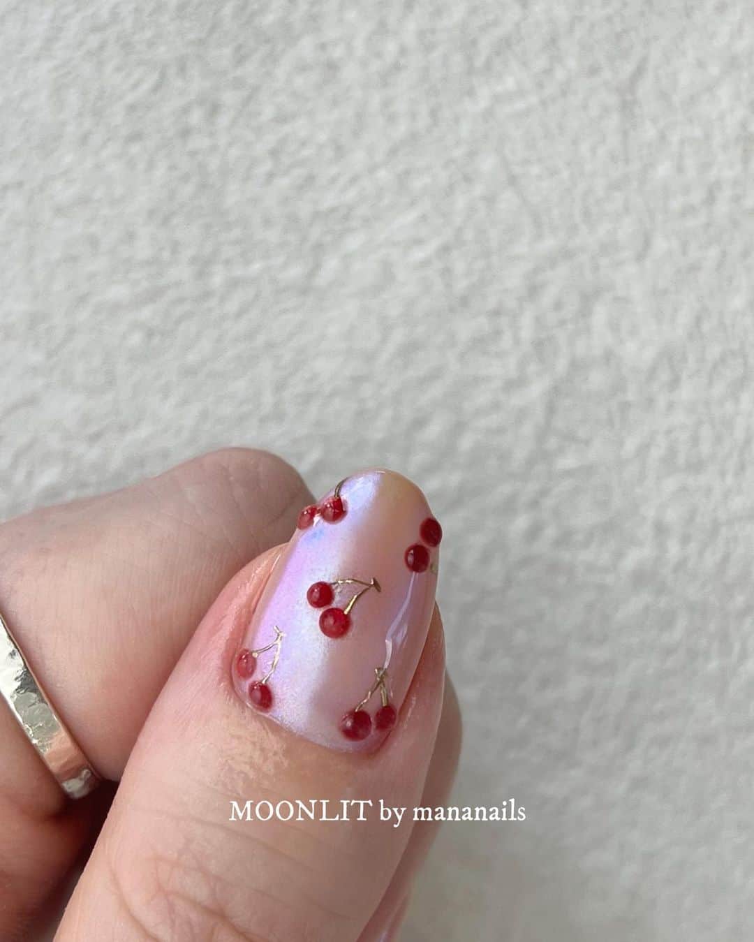 mananailsさんのインスタグラム写真 - (mananailsInstagram)「🍒🍒🍒🧊  うるうるオーロラベースにうるうるさくらんぼ🍒  ☾120minオフ込み」5月5日 10時47分 - mananails