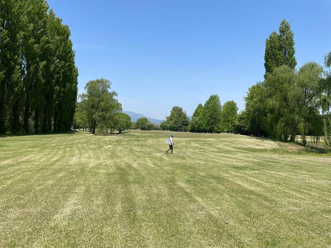 Hikari Noguchi 野口 光のインスタグラム：「ゴルフ⛳️ではなく虫取り🐞 ゴルフ場だった場所を再整備した#中村公園 。 ゴルフは…仕事上もやらなきゃと思いつつ…夫もやらないので遠ざかり…出産と同時にクラブセット捨ててしまってからやってません😅」