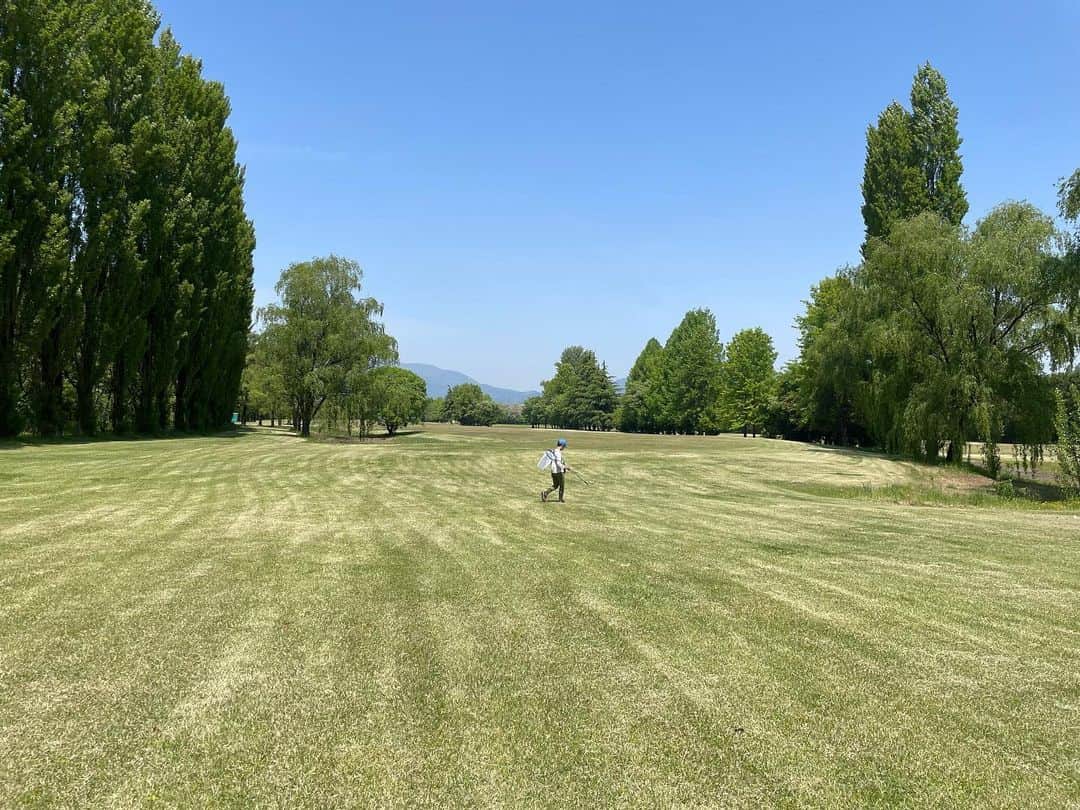 のインスタグラム：「ゴルフ⛳️ではなく虫取り🐞 ゴルフ場だった場所を再整備した#中村公園 。 ゴルフは…仕事上もやらなきゃと思いつつ…夫もやらないので遠ざかり…出産と同時にクラブセット捨ててしまってからやってません😅」