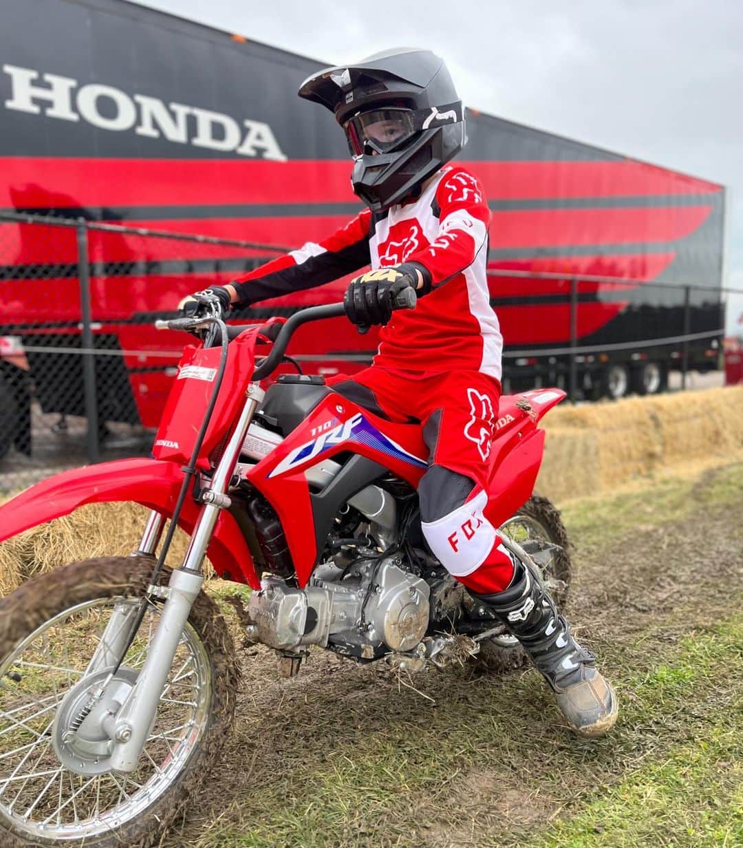 Honda Powersports USさんのインスタグラム写真 - (Honda Powersports USInstagram)「Nothing compares to the feeling of the first ride. Share your first ride story in the comments 👇. #CRF110F #Honda #RideRed」5月5日 5時23分 - honda_powersports_us