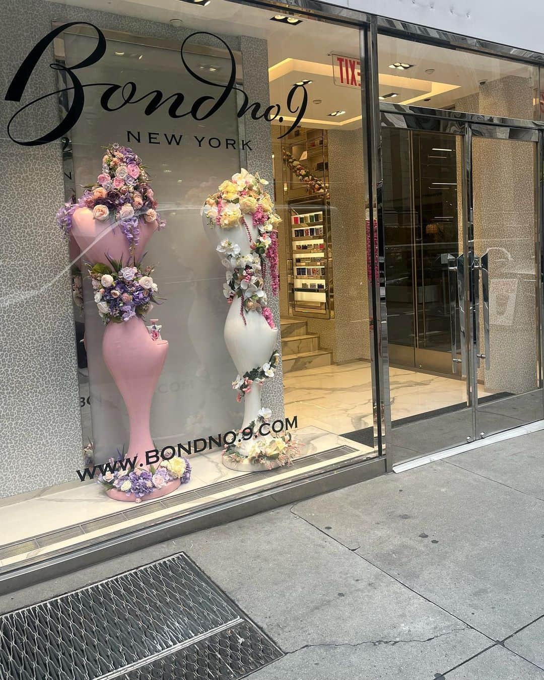 ボンド・ナンバーナインのインスタグラム：「📍5th Ave. NOW OPEN!  We just opened at 645 5th Avenue at 51st Street! Come say hello and find your perfect @bondno9ny scent. 🗽  #scentsofnewyork #bondno9nyc #51st #5thavenue #fifthavenue #fifthavenueboutique #fifthavenue」
