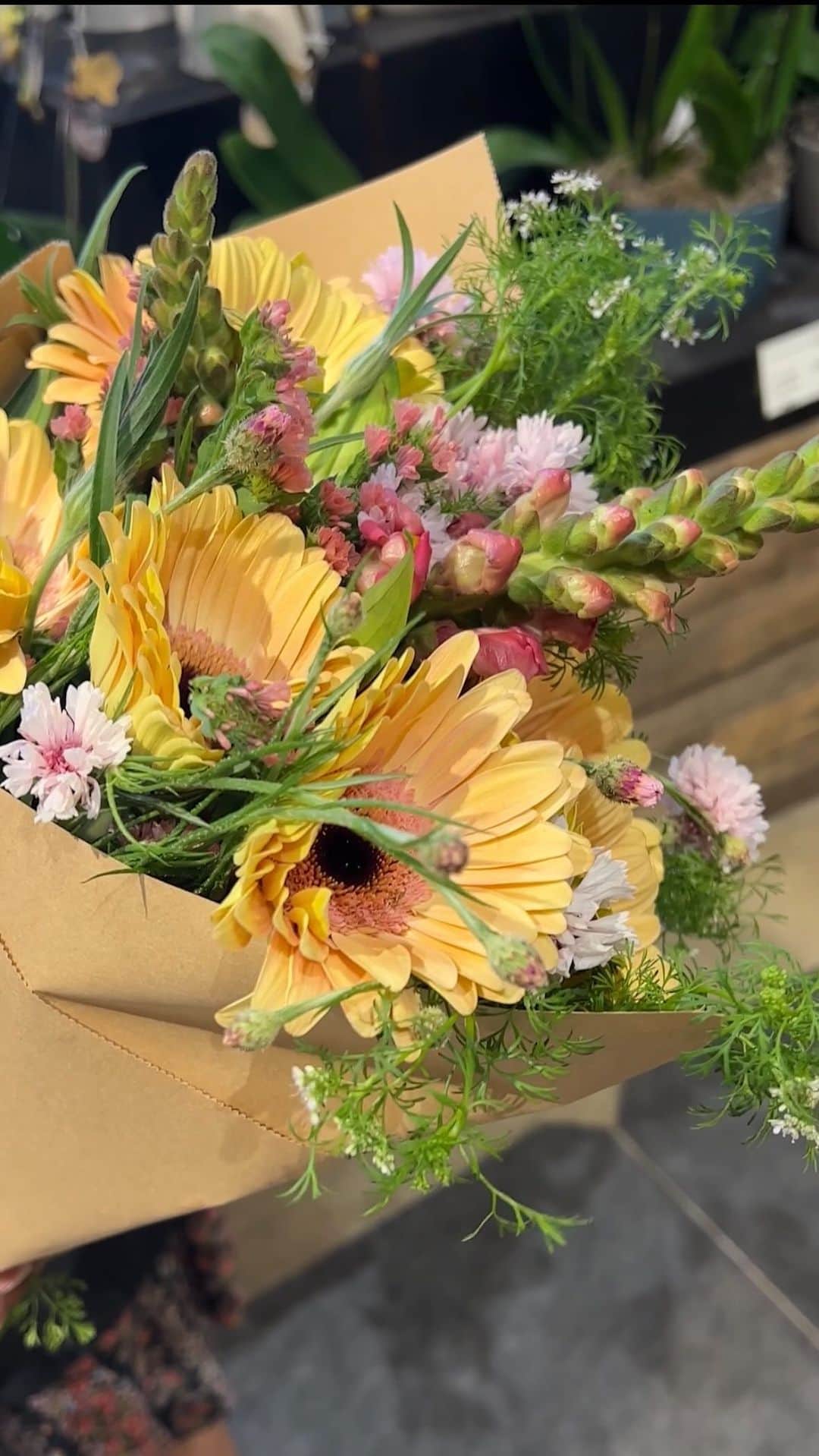Whole Foods Marketのインスタグラム：「Let’s talk floral with Toria, spring bloom specialist 💐」