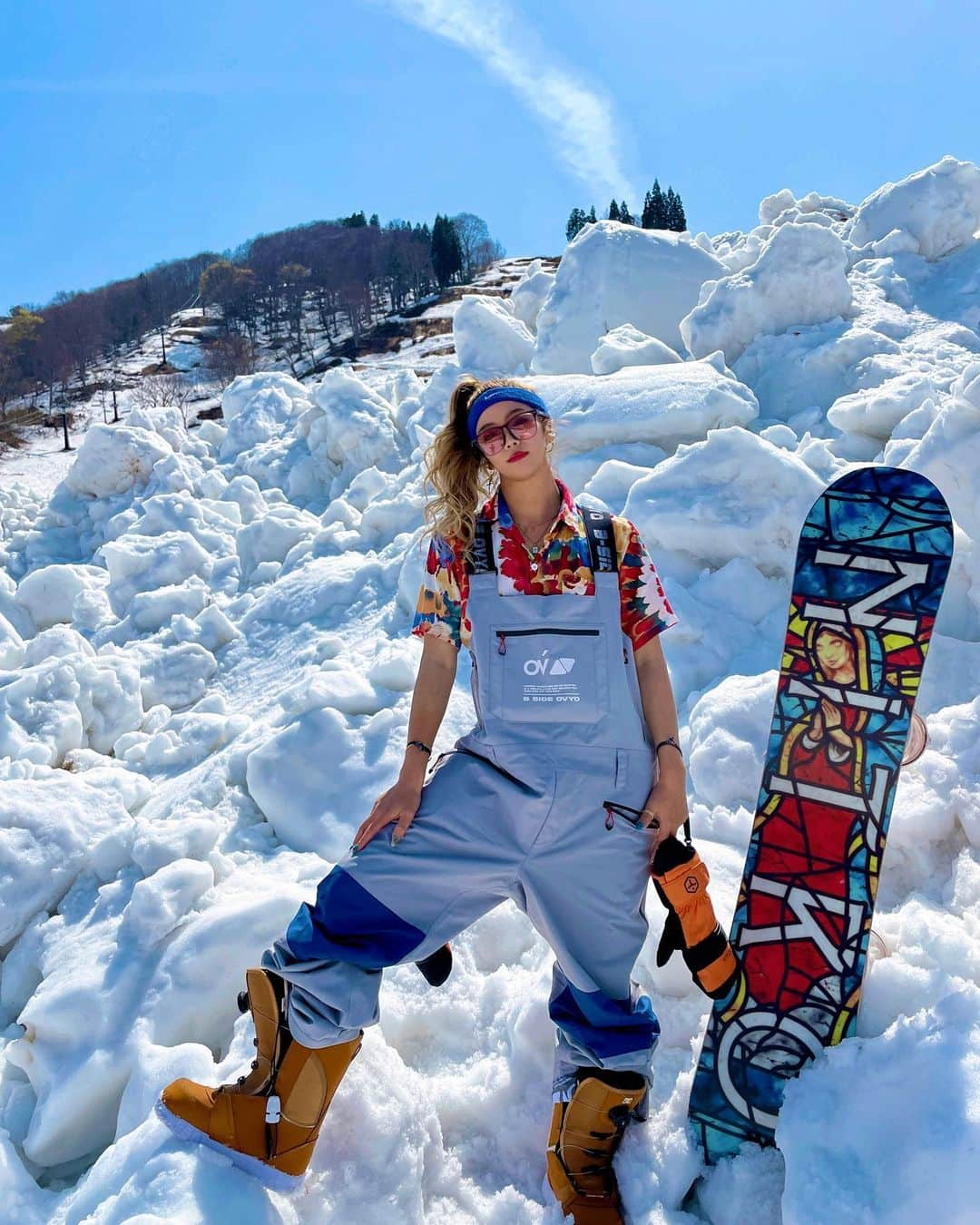 つっきさんのインスタグラム写真 - (つっきInstagram)「❤️💙❤️💙❤️💙 ． つっきのラスト神立～🗻☀️ 今シーズンもなんだかんだで神立に お世話にやりましたなぁ🙏🏂✨ めっーーちゃ晴れてたし写真 たくさん撮ったから載せちゃう🥰❤️ みんな何枚目が好き〜🥰❤️？ ． サングラスデカすぎて何となく オタクコーデって名付けた😁😎🥸👌 適当に持ってきたアロハシャツが板と マッチしててつっきセンス良いわ🤭💙 ． 🕶🥊 @taotech.jp @taotech.us  👗 @snowholic_official @ov_korea  👠 @dcshoes @dc_snowboarding  @dc_womens @dcshoes_japan  🏂 @nitrojapan @nitrousa  🗻 @insta.kandatsu  ． ． #SNOWHOLIC #スノーホリック #ovyo #ov_korea #オビヨ #오비오 #스노우보드 #스노보드 #스키장 #보드복 #スノーボード #スノーボード女子 #スノボ #スノボー #スノボ女子 #スノボー女子 #スノーボードウェア #神立高原スキー場  #オーバーオール #springsnowboarding #dc #snowboarding #snowboarder #snowboard #snowvibes #outdoor #awesome #snowgirl #イケイケのイケ #すきすきのすき❤️」5月5日 20時30分 - tukki007