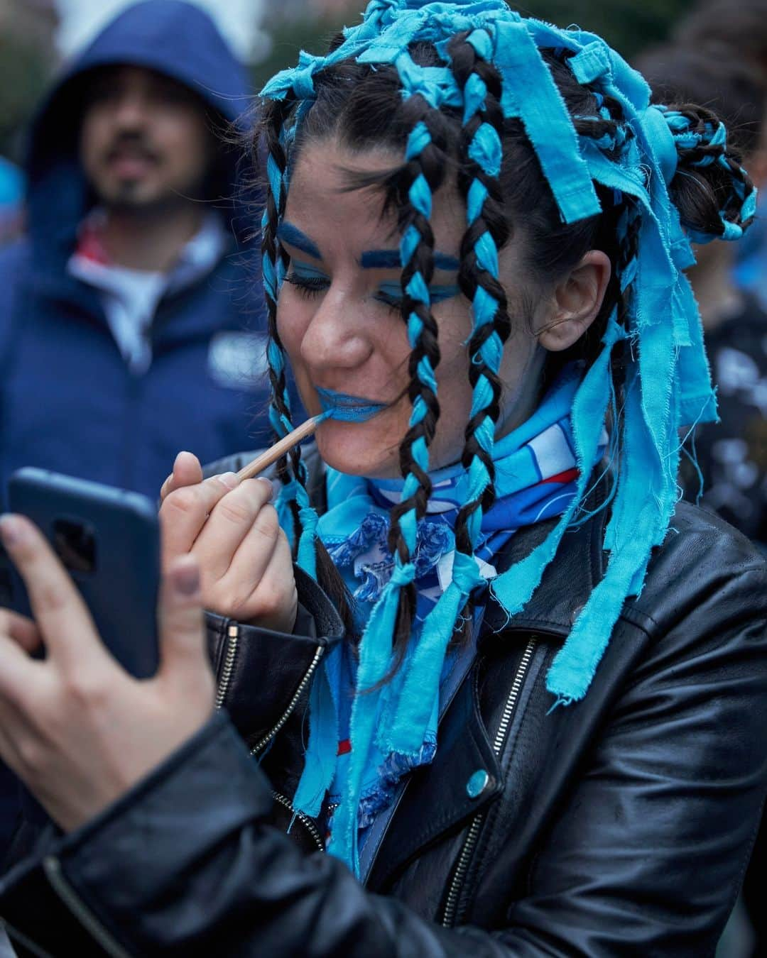 Vogue Italiaさんのインスタグラム写真 - (Vogue ItaliaInstagram)「Il cielo in terra, un po' bianco e un po' azzurro. Il Napoli ha vinto lo scudetto della stagione 2022-2023: "lo scudetto dei tifosi", il terzo scudetto, per essere precisi, della sua storia. Ha detto l'allenatore Spalletti: "C’o stamme trizianne chiann chiann...", una vittoria assaporata piano piano, poi esplosa in una gioia immensa. E festeggia tutta Napoli, da San Gregorio Armeno al lungomare. E festeggia non soltanto una città, ma l'Italia intera. Dal Maradona alle strade di Napoli, dai un'occhiata al reportage a cura di @carmine_romano_ e @roberta_astarita al nostro link in bio. #VoguePeople」5月5日 5時45分 - vogueitalia