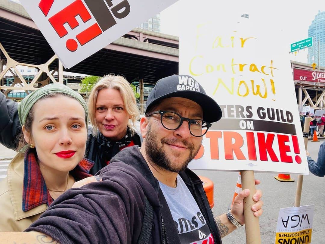 メーガン・ブーンのインスタグラム：「@sagaftra stands with @wgaeast @wgawest 🪧💋」