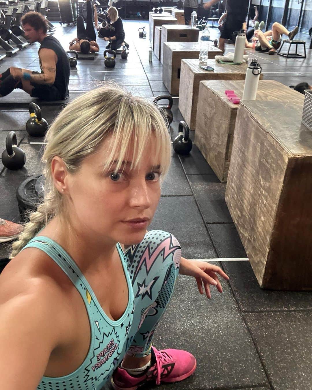 ジェネビーブ・モートンのインスタグラム：「The look of fear between sets. This class was called butts and guts, need a say more 😰」