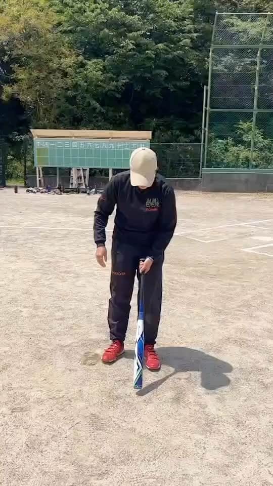 渥美万奈のインスタグラム：「峰さんのスイング披露🥰  滅多に振ってくれないので貴重映像です😲😲  峰さんはライズ系が大得意です！ 現役中は モニカアボット選手のアウトコースのライズを 左中間へホームラン🥎 渥美の記憶からなくなりません  素晴らしい選手でした！  峰さんはパワーはある方ではないです。 ですが、ホームランは打てます！  タイミング、ポイント、当たり方で 打球が決まってきます。  あつみねと一緒にソフトボールしませんか？ オンラインスクールも実施しています。  @mine.yukiyo  @am.manager222   #あつみね活動 #あつみね #ソフトボール #女子ソフトボール #男子ソフトボール #オリンピア #セカンドキャリア #ソフトボール普及活動 #ツクツク #あつみねふぁ〜む #あつみんち #あつみねわくわくプロジェクト #みんなで街づくり #ポイントで繋がろう #ソフトボールを盛り上げよう」
