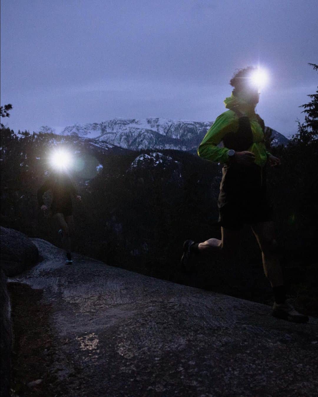 アークテリクスさんのインスタグラム写真 - (アークテリクスInstagram)「Ultralight. Ultra-packable. Made to move. Mountain running shells. Wind and weather protection built for speed.   Facing darkness and looming weather, Riley Webb (@sunblinding) and Andrea Lawson (@andrea.lawson) run into the night. #arcteryx   Siyám Smánit Sḵwx̱wú7mesh Territory.」5月5日 5時57分 - arcteryx