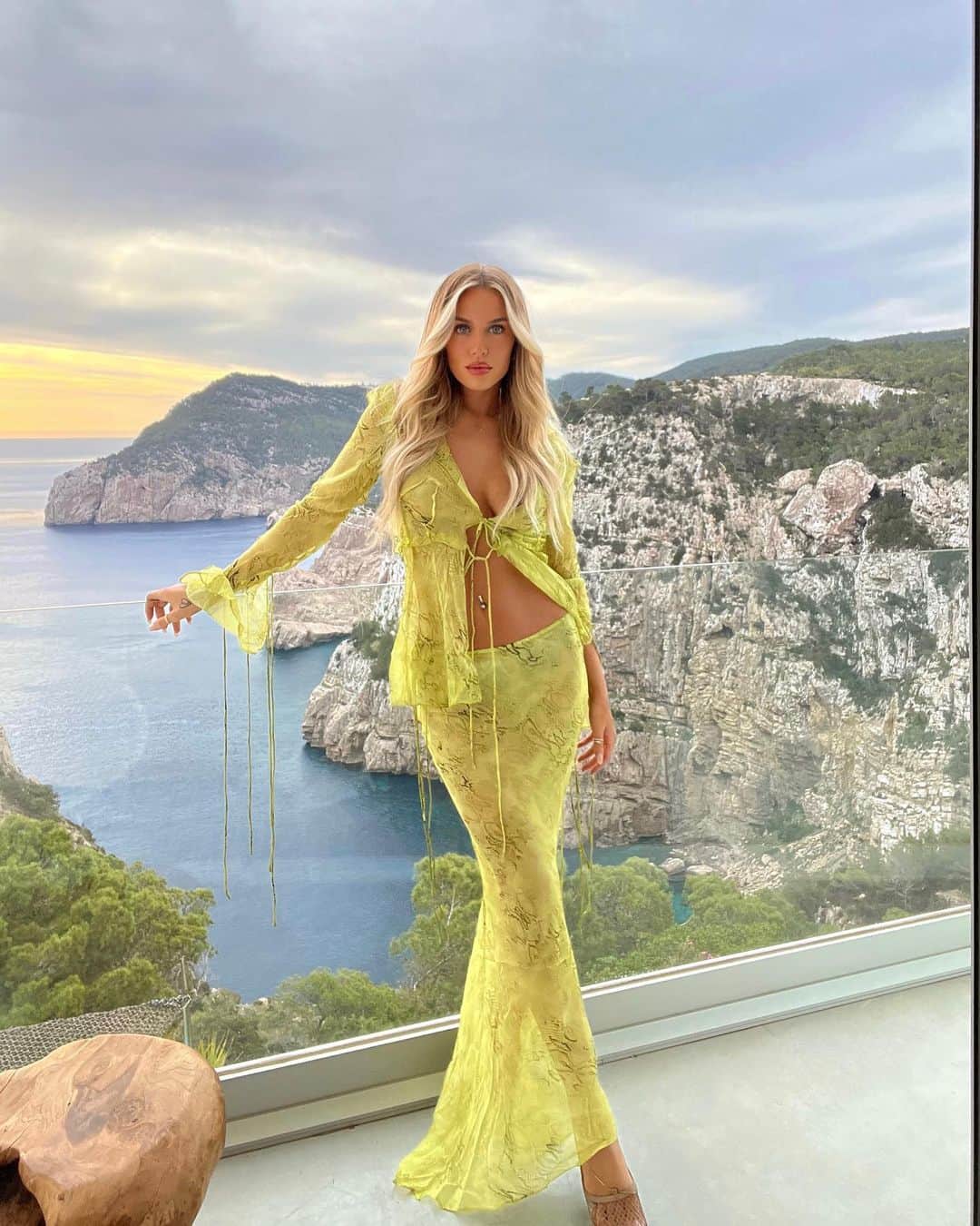 ロッティー・トムリンソンのインスタグラム：「luckiest girl in the entire world to have my boys & be here 🤍」