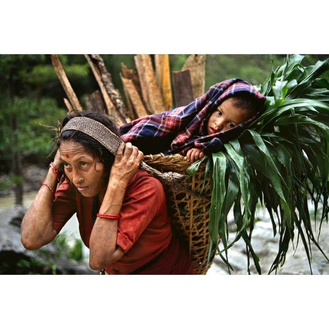 スティーブ・マカリーのインスタグラム：「Mother collects firewood with child. Tatopani, Nepal, 1998.」
