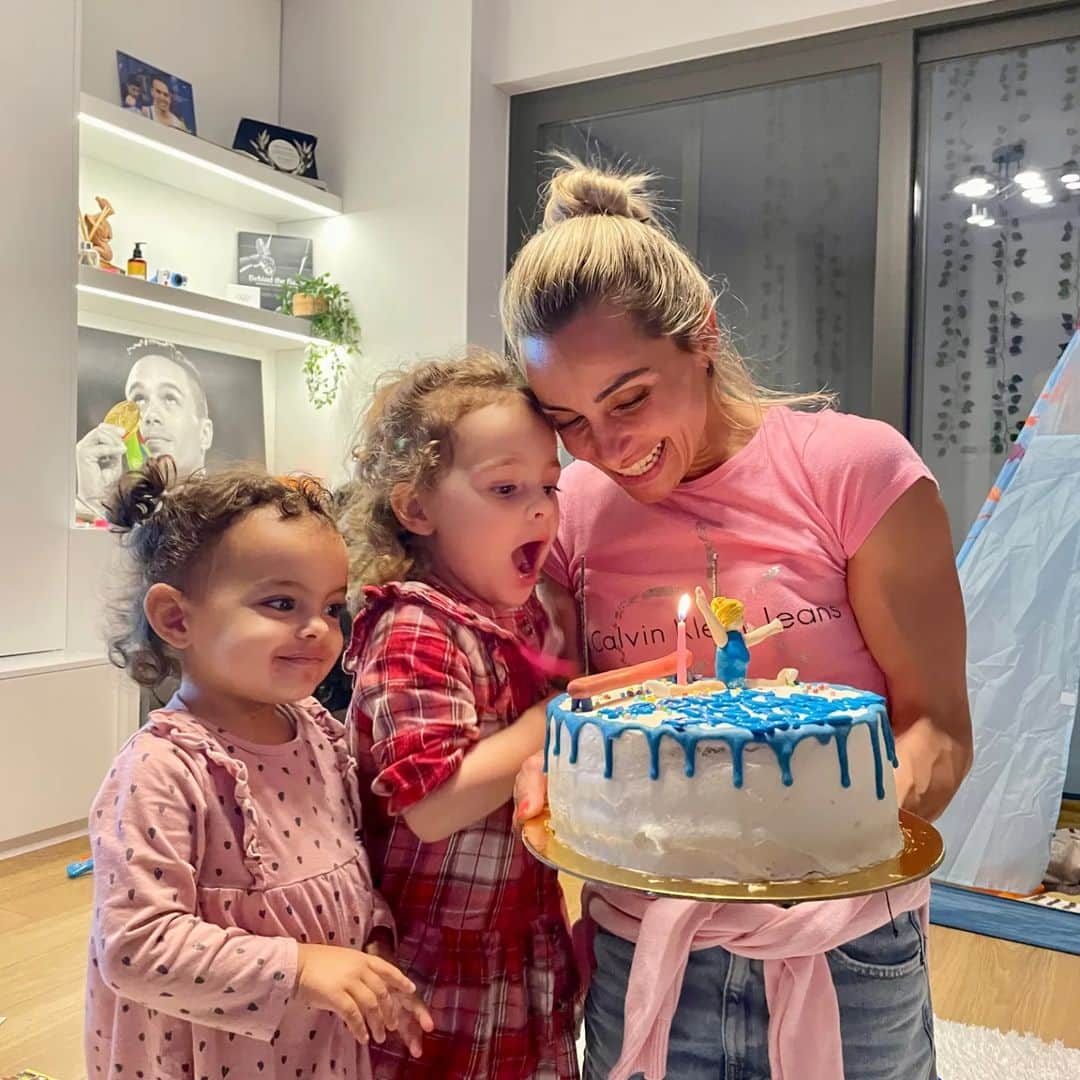 バシリキ・ミロウシのインスタグラム：「Birthday girl💕 Σας ευχαριστώ για τα υπέροχα μηνύματα και τις ευχές σας,πιάσανε! Είχα μια υπέροχη μέρα δίπλα σε ανθρώπους που αγαπώ! #birthday #birthdaygirl #birthdaycake」