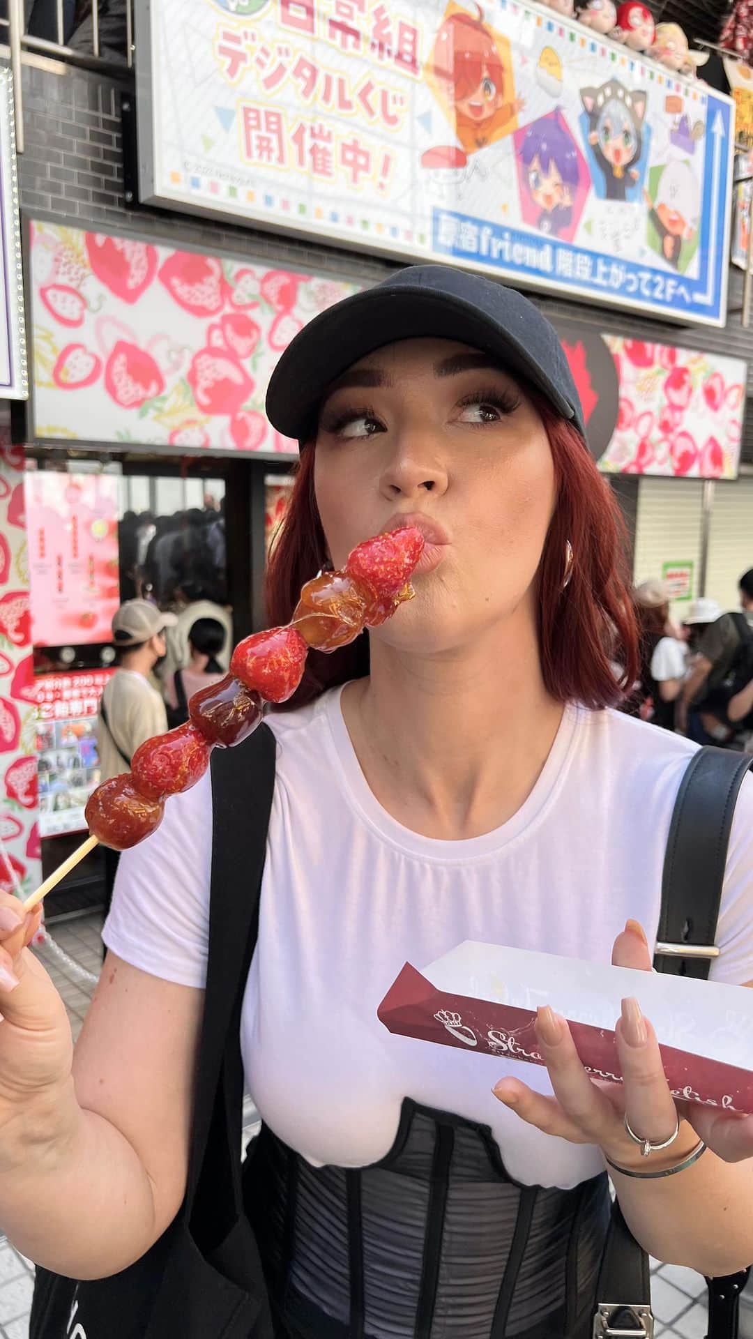 アリーシャ・マリーのインスタグラム：「finally trying the viral strawberries 10/10!! 🍓🌸🇯🇵🗼🥢 #japan #japanesefood #harajuku」