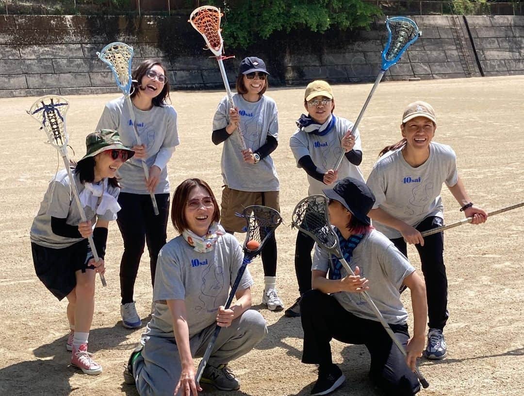 山田幸代さんのインスタグラム写真 - (山田幸代Instagram)「あー最高だった🙌🏻 大学卒業してからもずっと仲良しのラクロス部同期😆 何年経っても会えば大笑い‼️ 毎週金曜日に定期的に出れるメンバーたちでオンラインで繋がりトレーニング。笑 今回はオフ会で久々ラクロス🥍😂 おもろすぎたよ！ みんな次の日筋肉痛になったかな🤣？ あー楽しい時間はあっという間だった！ みんなのパワーがすごかった‼️ 佐賀から始発の新幹線で日帰りプラン。岡山から最後に新幹線の1席を窓口で獲得して日帰りで弾丸プラン。そして、名古屋・東京から大混雑の中GW満喫プランなどなど。ほんまみんな最高だった🙏🏻  最高な仲間に出会えたことに本当感謝しかないよ‼️‼️  #京都産業大学  #ラクロス部  #仲間 #20年ぶりのラクロス　#ksu」5月5日 6時35分 - lacrosseplayer_sachiyoyamada