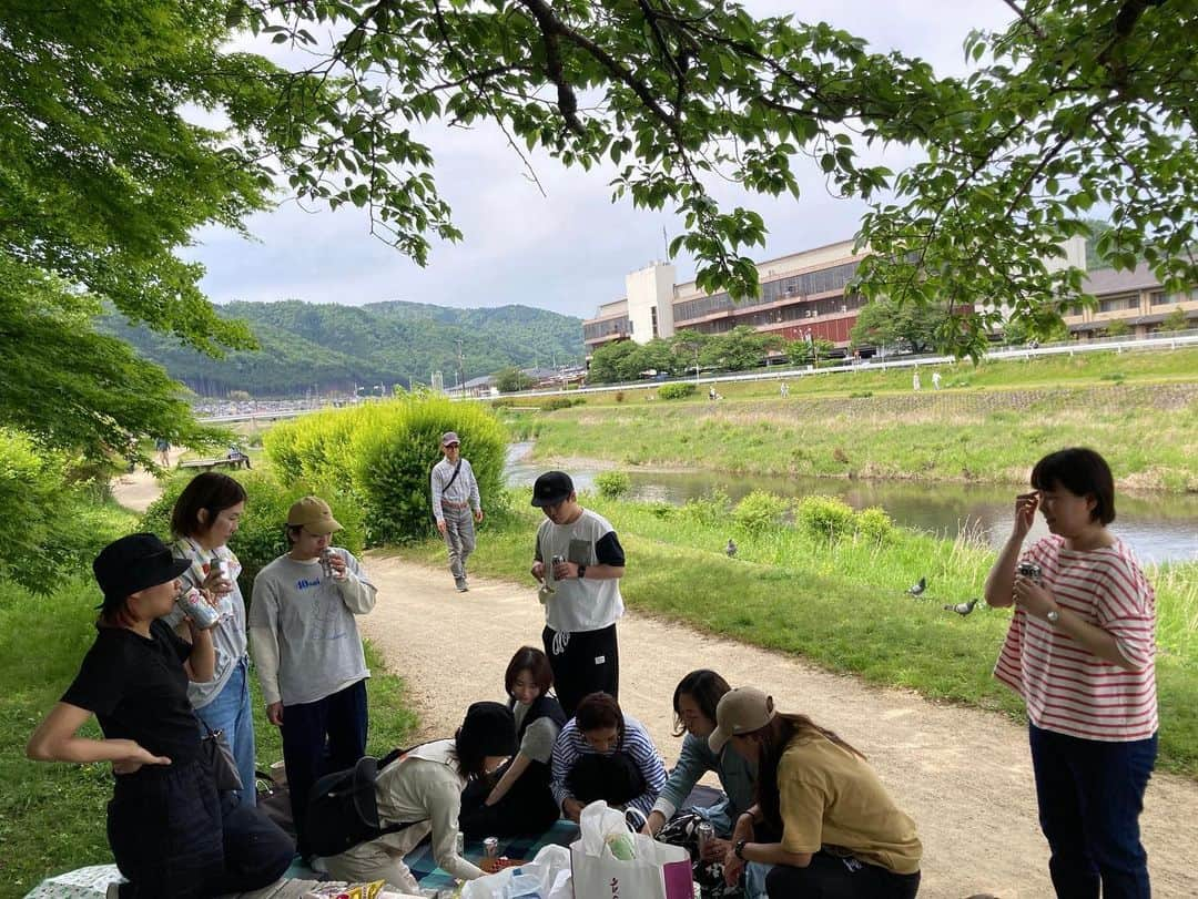 山田幸代さんのインスタグラム写真 - (山田幸代Instagram)「あー最高だった🙌🏻 大学卒業してからもずっと仲良しのラクロス部同期😆 何年経っても会えば大笑い‼️ 毎週金曜日に定期的に出れるメンバーたちでオンラインで繋がりトレーニング。笑 今回はオフ会で久々ラクロス🥍😂 おもろすぎたよ！ みんな次の日筋肉痛になったかな🤣？ あー楽しい時間はあっという間だった！ みんなのパワーがすごかった‼️ 佐賀から始発の新幹線で日帰りプラン。岡山から最後に新幹線の1席を窓口で獲得して日帰りで弾丸プラン。そして、名古屋・東京から大混雑の中GW満喫プランなどなど。ほんまみんな最高だった🙏🏻  最高な仲間に出会えたことに本当感謝しかないよ‼️‼️  #京都産業大学  #ラクロス部  #仲間 #20年ぶりのラクロス　#ksu」5月5日 6時35分 - lacrosseplayer_sachiyoyamada