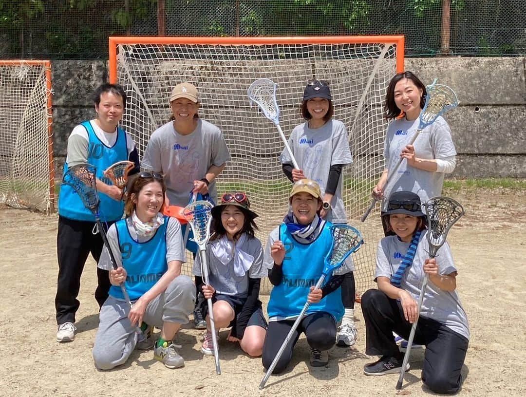 山田幸代のインスタグラム：「あー最高だった🙌🏻 大学卒業してからもずっと仲良しのラクロス部同期😆 何年経っても会えば大笑い‼️ 毎週金曜日に定期的に出れるメンバーたちでオンラインで繋がりトレーニング。笑 今回はオフ会で久々ラクロス🥍😂 おもろすぎたよ！ みんな次の日筋肉痛になったかな🤣？ あー楽しい時間はあっという間だった！ みんなのパワーがすごかった‼️ 佐賀から始発の新幹線で日帰りプラン。岡山から最後に新幹線の1席を窓口で獲得して日帰りで弾丸プラン。そして、名古屋・東京から大混雑の中GW満喫プランなどなど。ほんまみんな最高だった🙏🏻  最高な仲間に出会えたことに本当感謝しかないよ‼️‼️  #京都産業大学  #ラクロス部  #仲間 #20年ぶりのラクロス　#ksu」