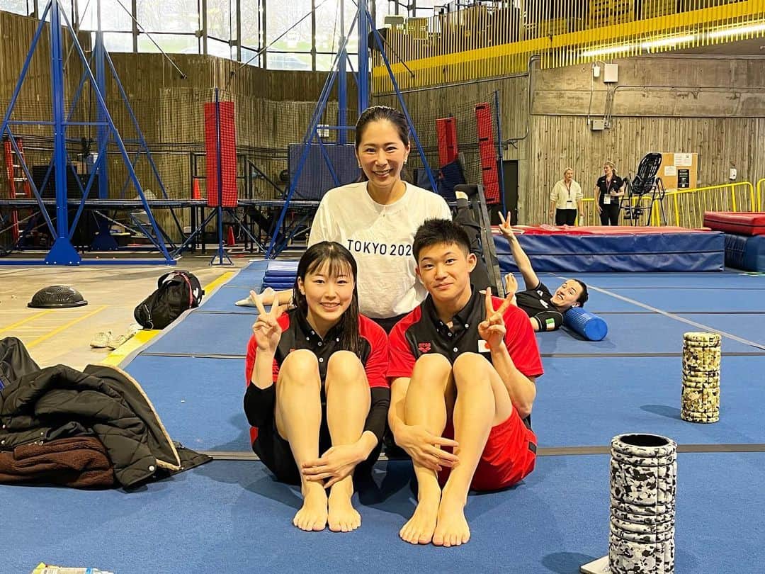 中川真依のインスタグラム：「. モントリオールに無事到着✈️🇨🇦✨  プールでちょうど練習を終えた 2人に会えました🙌😁✨  私も何度も試合をしたこの会場。  またジャッジとして この会場に来ていることが 不思議で感慨深いです😌  試合は5日から始まります‼️  会場は試合前の緊張感が漂っていて 私もドキドキ🫣笑  皆さん応援よろしくお願いします📣🇯🇵✨  #diving #divingworldcup  #montreal  #飛び込み #後ろのピースも気になるね #応援よろしくお願いします」