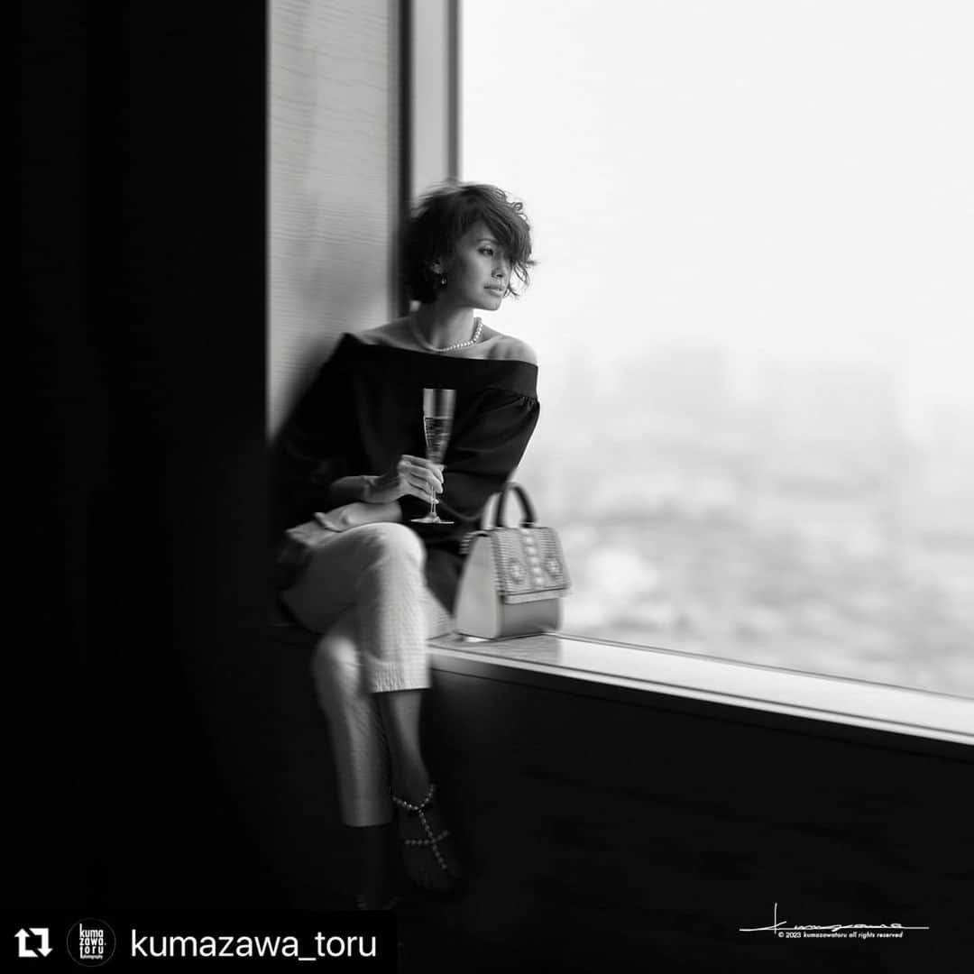 高橋里奈のインスタグラム：「#Repost @kumazawa_toru with @use.repost ・・・ ・ @rina.takahashi_ Photography by @kumazawa_toru Shot for precious magazine #fashion #beauty #portrait #fashionportrait #bw #bw_lover #bw_portrait #bw_portraits #bnw #bnw_portrait #minimalism #minimalmood #tokyohotels #luxuryhotels #windows #tokyowindows #美しいひと … … 私がモデルとして1番多くのファッション撮影をご一緒してきたphotographer.熊澤さん。 ファッションをドラマティックに写す素晴らしいphotographer これからも宜しくおねがいしますね♡  @kumazawa_toru」