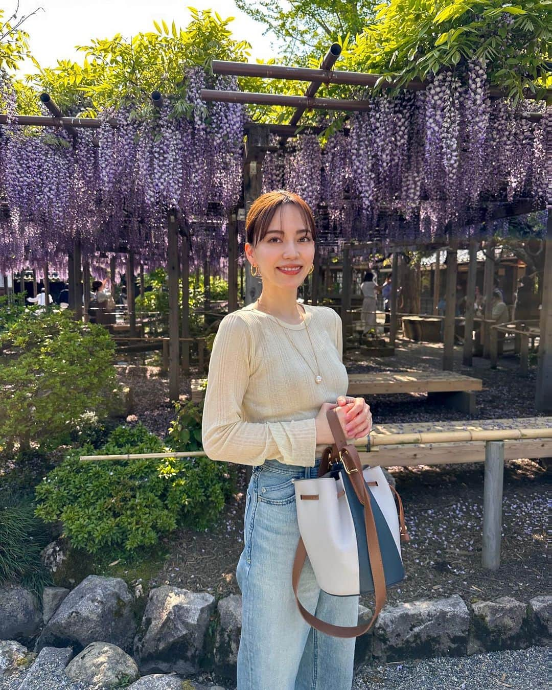 佐藤優里亜さんのインスタグラム写真 - (佐藤優里亜Instagram)「今年のGWも新潟県へ。 こんなに綺麗に咲く藤棚はじめて見た🥹✨ 自然が豊かで癒される〜。 山々に囲まれて、高いビルもない開けた場所でたっぷり深呼吸出来るってこんなに幸せなことだったとは🌿 何食べても本当に美味しくて、夫に食べてばっかやな😂と何度言われたか。また夏に...！  #新潟 #新潟旅行 #日本 #日本旅行 #江口だんご #国営越後丘陵公園 #北方文化博物館 #長岡 #藤棚  #japan #japantravel #japantrip #niigata #niigatapic」5月5日 6時47分 - yuriang_