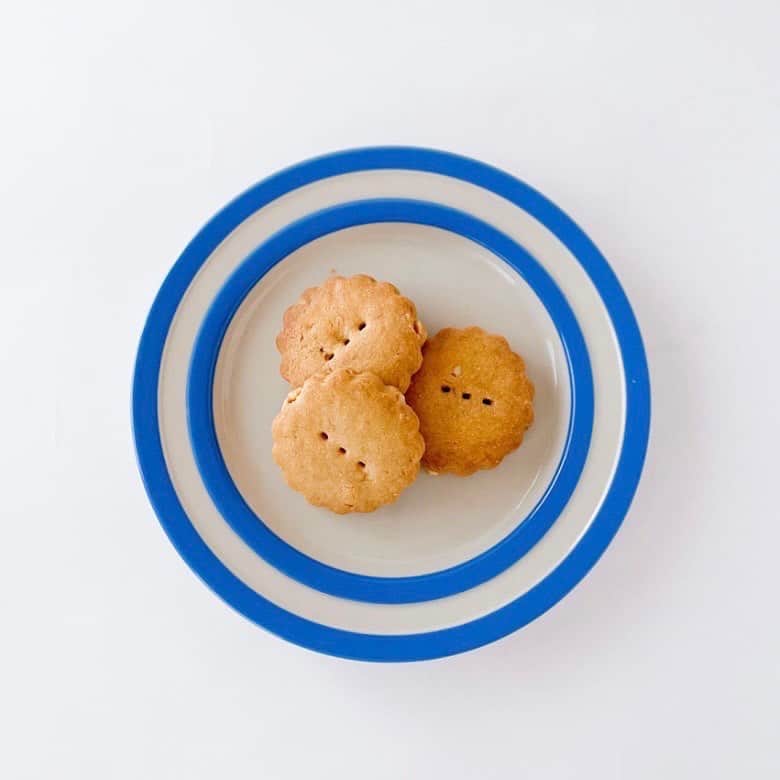 なかしましほ（foodmood）のインスタグラム：「foodmoodで変わらぬ人気のピーナツバタークッキー、本日生活のたのしみ展で販売します。ピーナツバタークッキー入りクッキーBOXは、オンラインショップでも現在販売中です。」