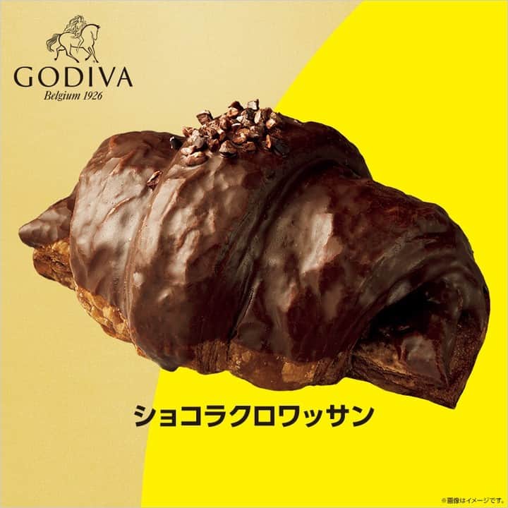 ローソン さんのインスタグラム写真 - (ローソン Instagram)「ゴディバとコラボレーションした「ショコラクロワッサン」が新発売♪ どこを食べても芳醇な香りのチョコレートが味わえるので、幸せな気分になれます(^^) . 「GODIVA ショコラクロワッサン」 . #ローソン #ゴディバ @godiva_japan  #LAWSON #チョコレート #ショコラ #ショコラクロワッサン #クロワッサン #パン #コンビニパン #パンスタグラム #パンのある暮らし #パン活 #朝食 #朝ごパン #ランチ #bread #lunch #cafe #japanesefood #instagood #foodstagram #foodpics」5月5日 7時00分 - akiko_lawson