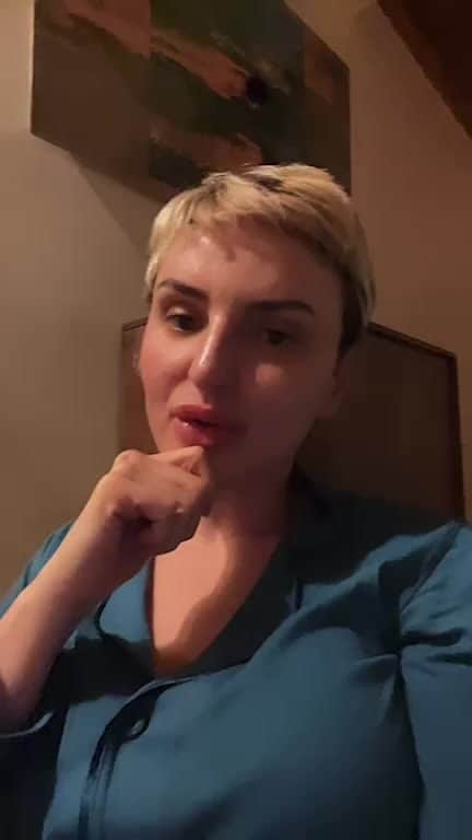 アリーザのインスタグラム：「#nonvadovia è fuori.  Link ovunque.   Streammate a volontà😘」