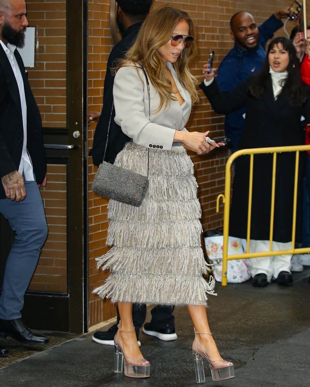 Just Jaredさんのインスタグラム写真 - (Just JaredInstagram)「Jennifer Lopez steps out in Brunello Cucinelli while leaving "The View" after an appearance to promote her new Netflix movie! #JenniferLopez Photos: Backgrid」5月5日 7時05分 - justjared