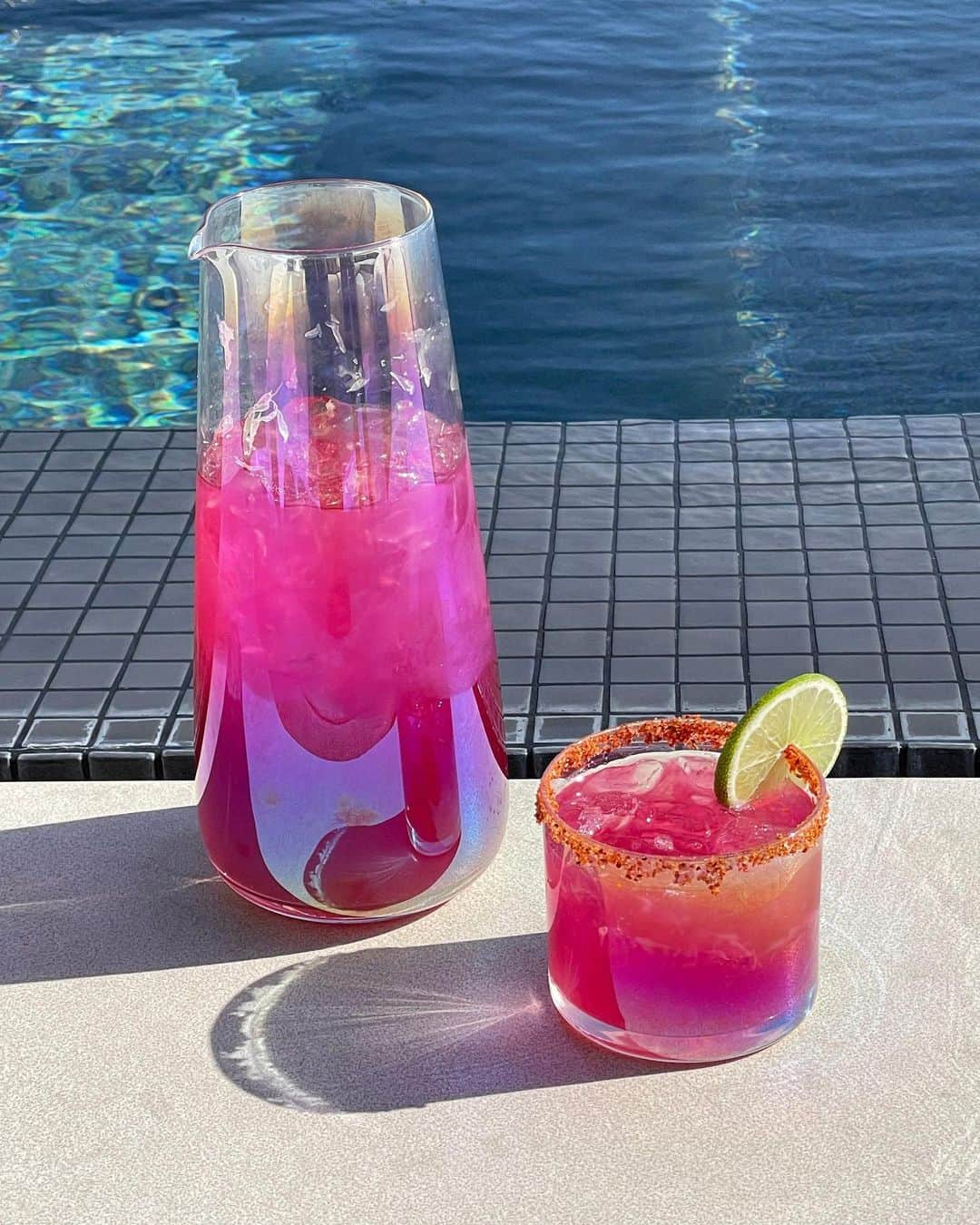 クリッシー・テイゲンのインスタグラム：「Think pink: it's the ultimate poolside cocktail. 🌵 This photo-worthy Prickly Pear Margarita recipe gets its bright magenta color, sweetness, and tang from prickly pear syrup (an underused cocktail ingredient, in our opinion), is a little sweet and sour from the fresh lime juice and Cointreau, and a chili salt-dusted rim gives it a dash of heat to tie it all together. Basically it's the ultimate poolside, warm-weather drink! We’ve also created a mocktail version that’s just as delicious. Recipe at the link in bio.」