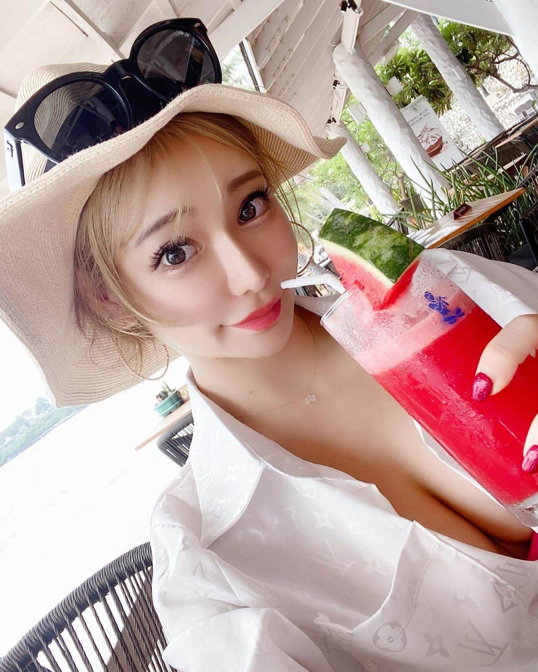 Miiのインスタグラム：「次はどこへ行こうか🍉  #バーレスク#バーレスク東京 #burlesque#burlesquetokyo #showgirl#dancer#singer#entertainment #japan#japanesegirl #旅行好き #旅行女子」