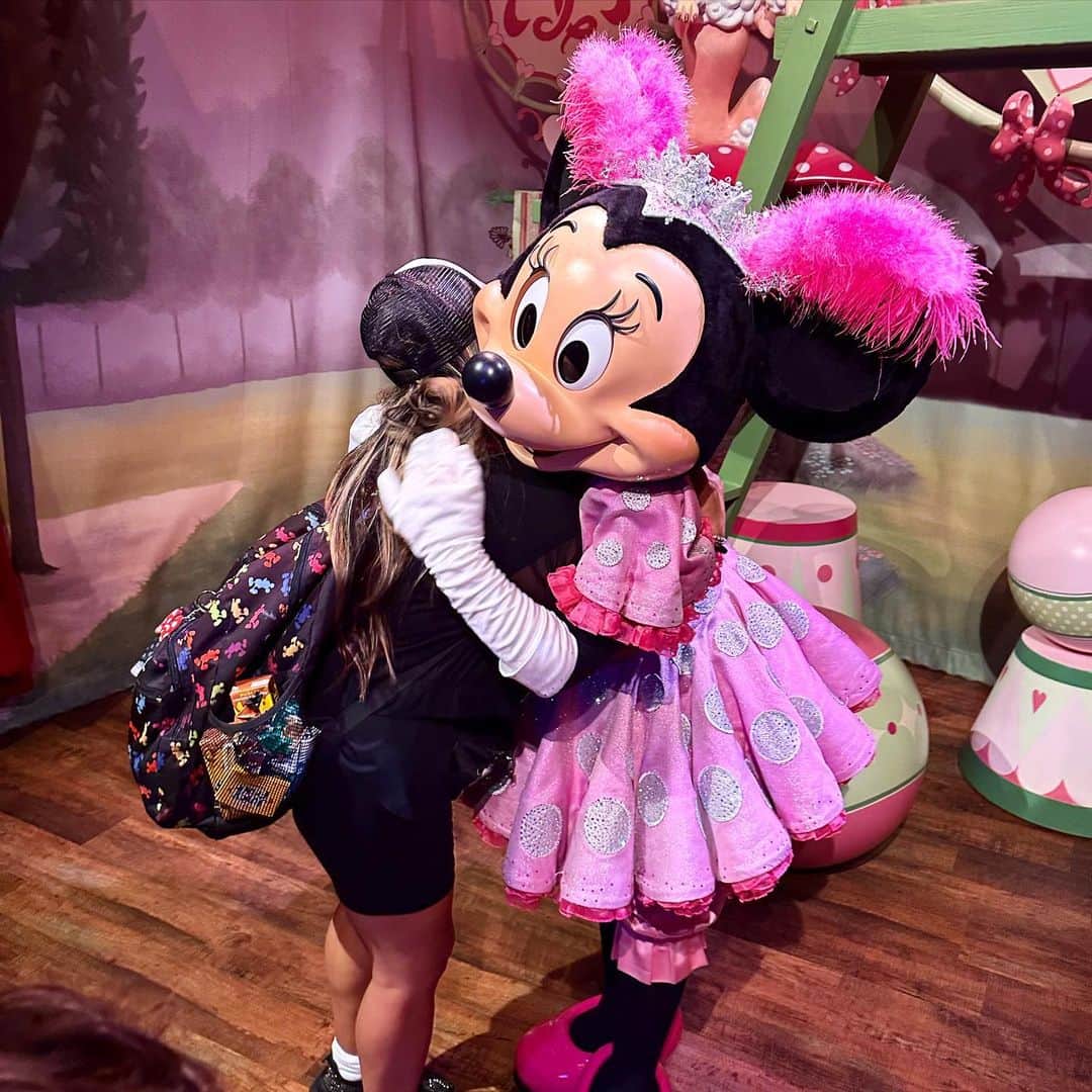 ニコール・ ポリッツィのインスタグラム：「I have a better time than my kids 💕 #disneymom」