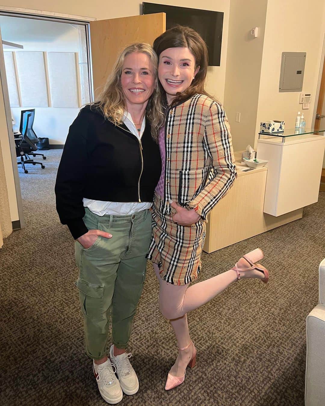 DYLAN MULVANEYのインスタグラム：「In high school, my friends and I would sneakily buy @chelseahandler books and at sleepovers we’d dish over everything we learned from her.   Flash forward, the season premiere of Dear Chelsea podcast is out today and I’m her guest. Two gals cut from the same cloth. Love you deeply !!! 👯‍♀️」