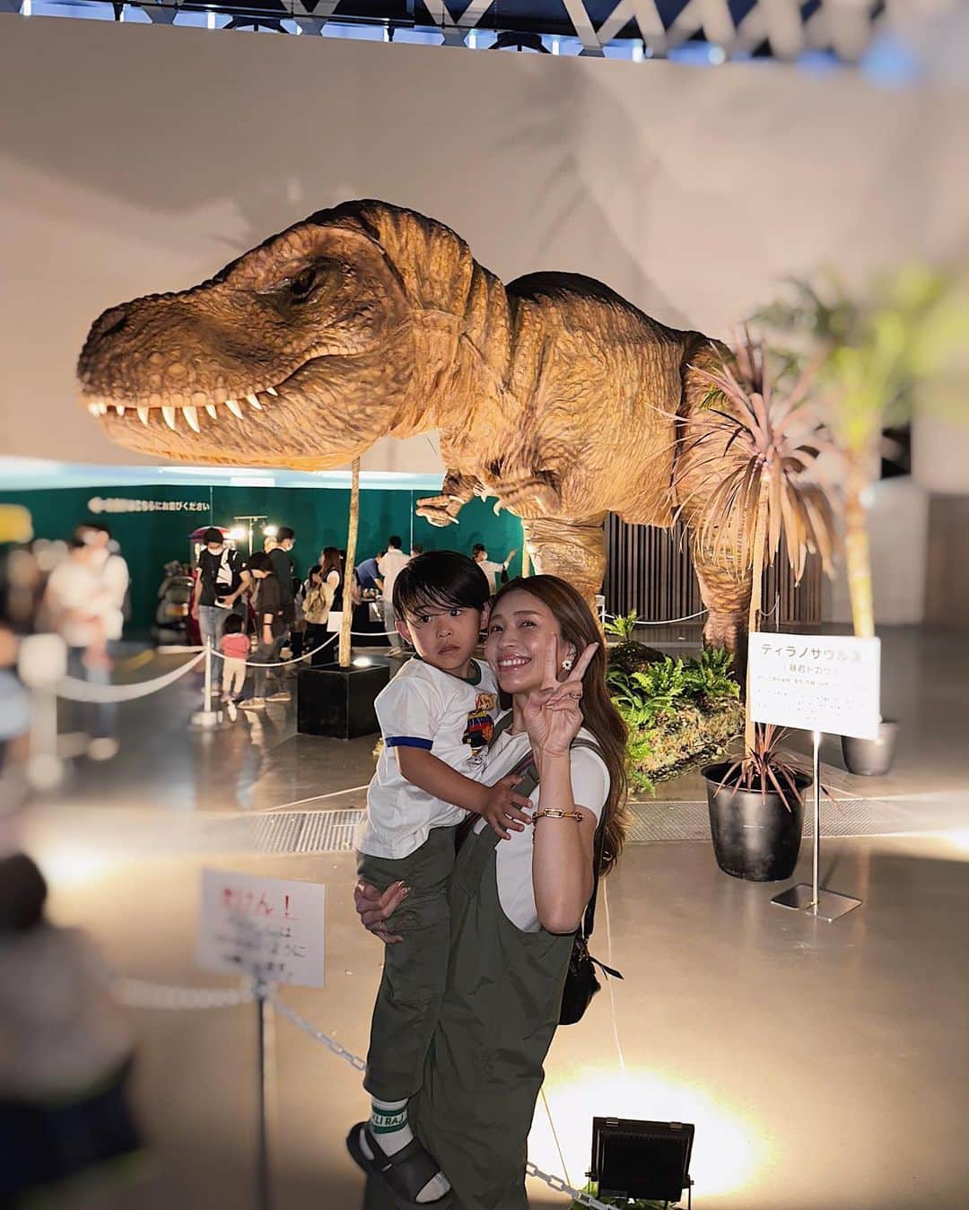 のインスタグラム：「恐竜展🦖🦕💫  すぐに終わると思いきや 混んでたのもあるけど2時間近くいたかな.... とっても楽しかったね🥰🫶🏼🔥✨  恐竜を意識してカーキでリンクコーデ🕵🏼‍♀️ 質問多かったので詳細書いておきます🏷️💚  👩🏻‍🦰 tops : @zara  skirt : @nikoand_official  sandal : @chanelofficial   👦🏽 tops : @zarakids  pants : @gapkids  socks : @_maliraj_  sandal : @zarakids   👦🏽 tops : @ralphlauren  pants : @zarakids  socks : @_maliraj_  sandal : @zarakids   👧🏻 one piece : @zozotown  pants & socks : @_maliraj_  sandal : @zarakids   #恐竜展 #家族day #家族コーデ #カーキコーデ #リンクコーデ #3兄妹 #family #familyday」