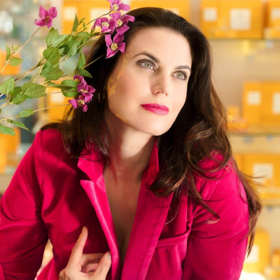 ミーガン・オリーのインスタグラム：「Flowers everywhere @maggiedixon」