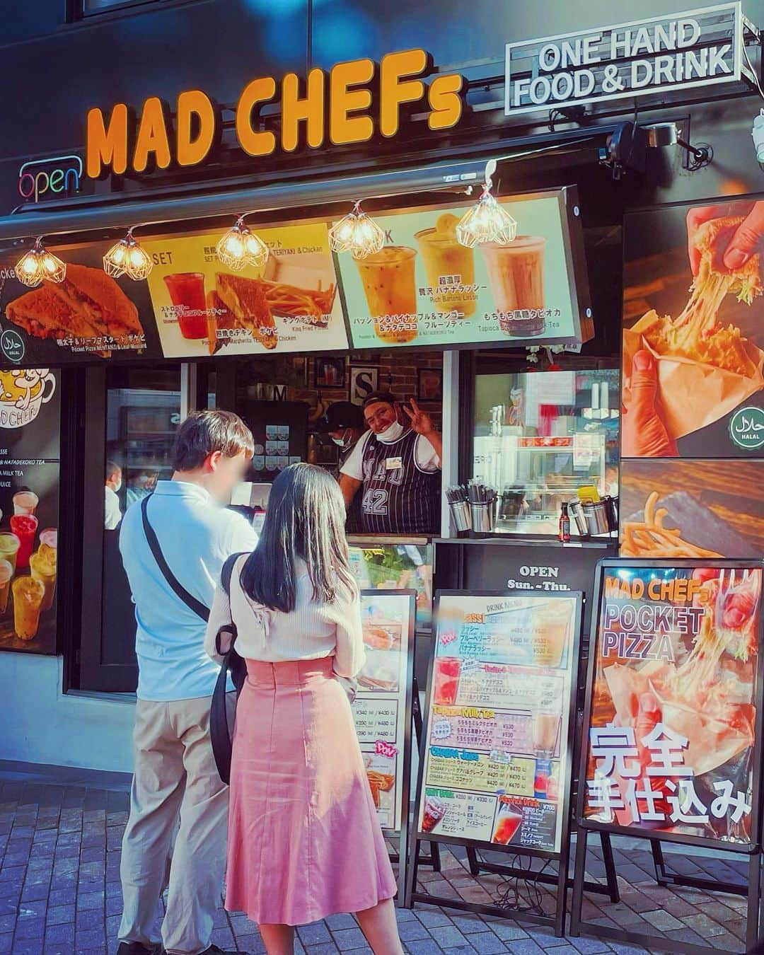 atmmyさんのインスタグラム写真 - (atmmyInstagram)「噂の人気スポット、池袋東口に新しく出来たtake out shop 『MAD CHEFs』へ🍕  ハラル食材を使用した全世界の方が食べられるピザ^_^  オシャレな店内からはハイスタの音楽が軽快に流れててルンルンでした＼(^o^)／  サンシャイン60とアニメイトの間にあるよ♪  テイクアウトや食べ歩きに最適な コンパクトなポケットピザと、長ーいポテト、 ナタデココジュースを飲んでみました♡  全部美味しいんだけど、私はこのポテトが サックサクでめちゃくちゃ好きだった😍✨  池袋でどこも混んでるなと思ったら ここでサクッと食べちゃって下さい^_^   PR @madchefs03 #池袋テイクアウト #池袋グルメ  #サンシャイン通り #池袋東口  #アニメイト近く #アニメイト  #ピザ #madchefs #池袋ピザ  #食べ歩き #池袋カフェ #ハイスタ  #食べスタグラム #大食い女子  #ハラルフード #🍕 #🧋#🍟 #rain #ネモフィラ #カラコン着画」5月5日 7時53分 - atmmy