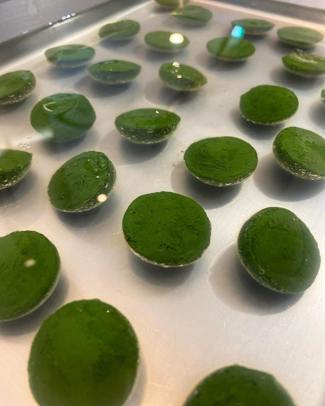 一保堂茶舗さんのインスタグラム写真 - (一保堂茶舗Instagram)「“Matcha sphere” made by @hepopec for our tea event. They are sparkling and shining like jewels.    #matcha #ippodotea #一保堂 #ツルミ製菓 @yumikoiihoshiporcelain @navigator_shinzo」5月5日 7時55分 - ippodotea