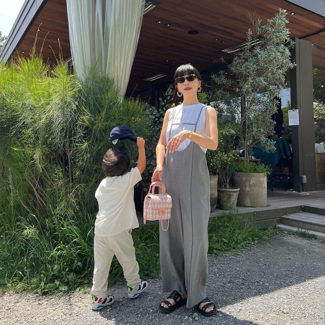 山内一世のインスタグラム：「体力👻の息子は毎日どこかで公園に行きたい要望。 (多分今日も公園かな笑 元気でなにより🌳☺️  昨夜はGW中にも関わらずたくさんのご注文をいただき、 誠にありがとうございます🩶🫧 連休明けの発送となりますが、どうぞお楽しみにお待ちくださいませ。また通常販売は再販がないアイテムとなります。 お買い逃しございませんように🧺  Tops/ @hyke_official Bottom/ @meer._official  Shoes/ @hermes  Bag/ @chanelofficial」